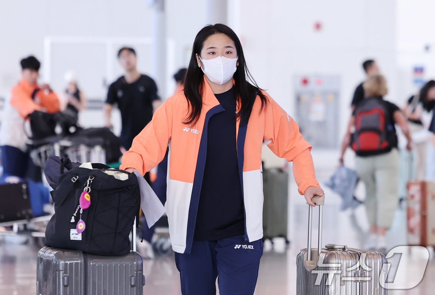 (인천공항=뉴스1) 박지혜 기자 = 배드민턴 간판 안세영이 22일 인천국제공항 1터미널을 통해 2025 세계선수권대회가 열리는 프랑스 파리로 출국하고 있다.대회는 오는 25일부터 …