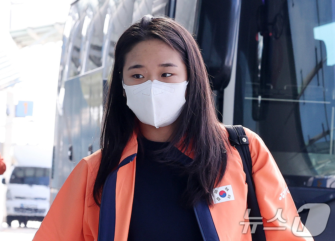 (인천공항=뉴스1) 박지혜 기자 = 배드민턴 간판 안세영이 22일 인천국제공항 1터미널을 통해 2025 세계선수권대회가 열리는 프랑스 파리로 출국하고 있다.대회는 오는 25일부터 …