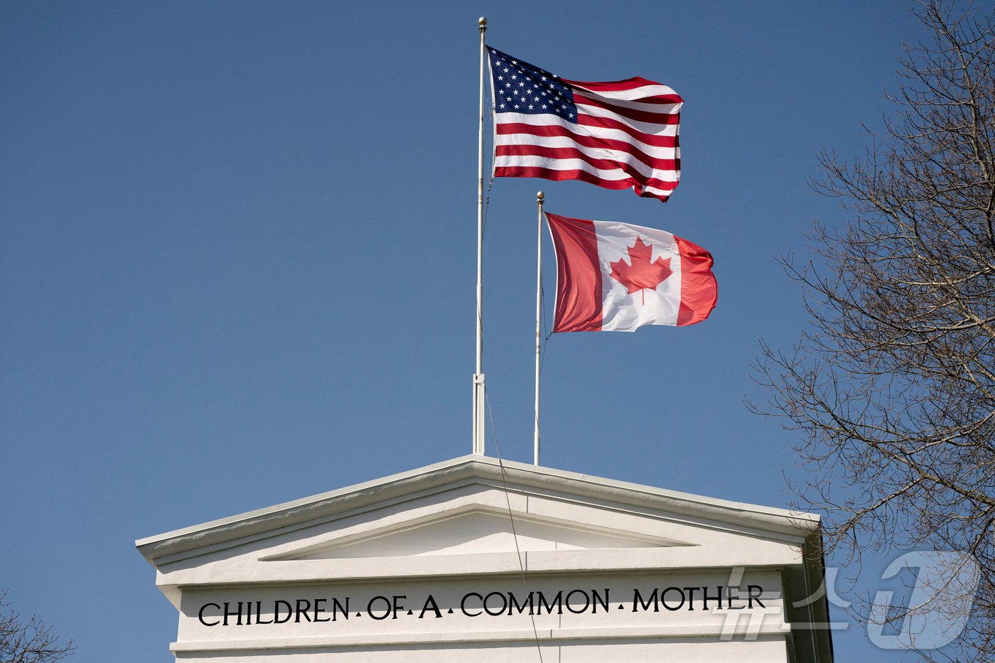 (블레인 로이터=뉴스1) 김경민 기자 = 워싱턴주 블레인에 있는 캐나다·미국 국경 검문소에서 미국과 캐나다 깃발이 펄럭이고 있다. 2025.8.22ⓒ 로이터=뉴스1