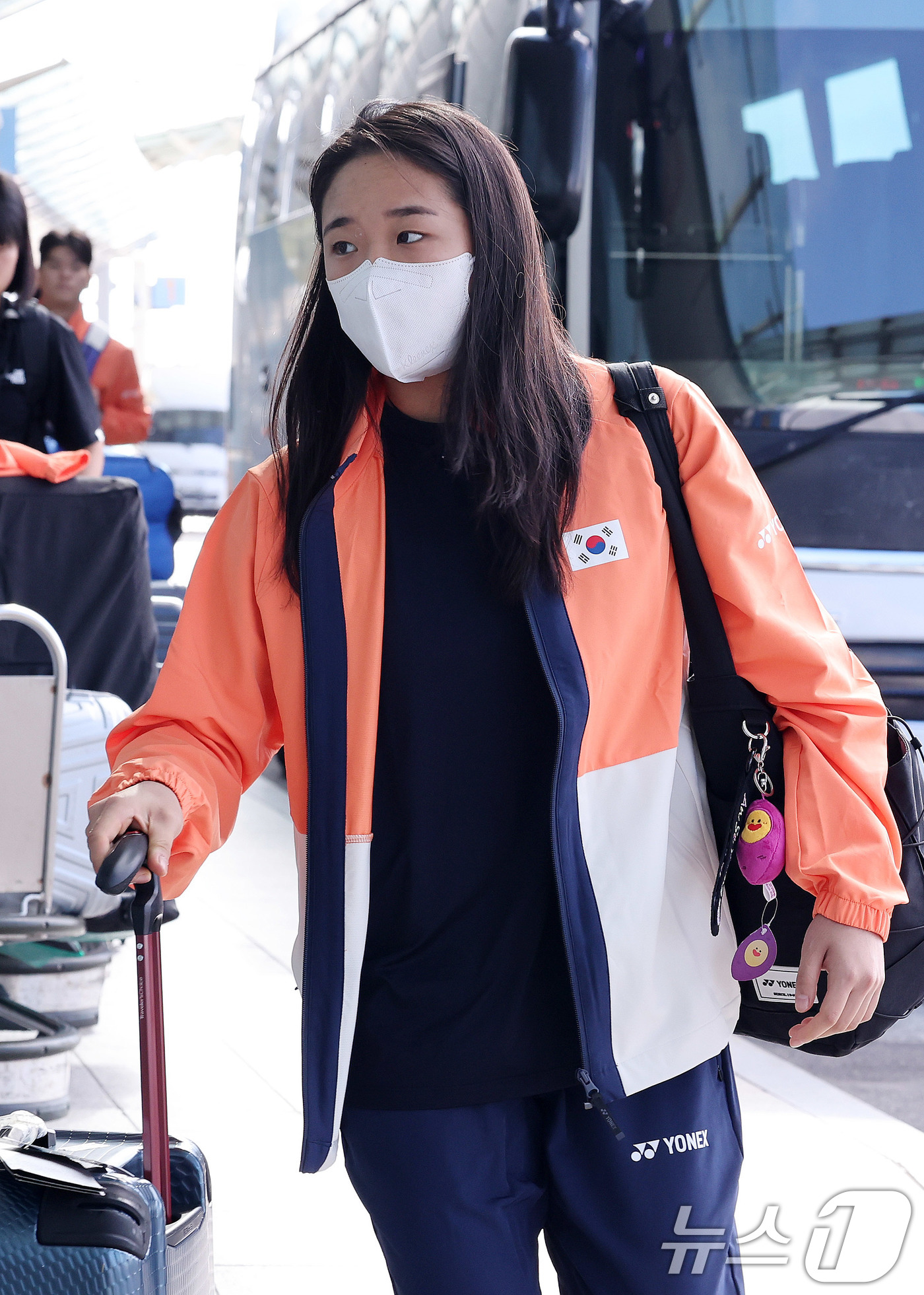 (인천공항=뉴스1) 박지혜 기자 = 배드민턴 간판 안세영이 22일 인천국제공항 1터미널을 통해 2025 세계선수권대회가 열리는 프랑스 파리로 출국하고 있다.대회는 오는 25일부터 …