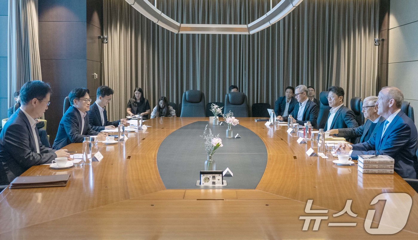 (서울=뉴스1) = 김정관 산업통상자원부 장관이 22일 서울 여의도 콘래드호텔에서 빌 게이츠 테라파워(TerraPower) 회장과 면담을 나누고 있다. (산업통상자원부 제공. 재판 …