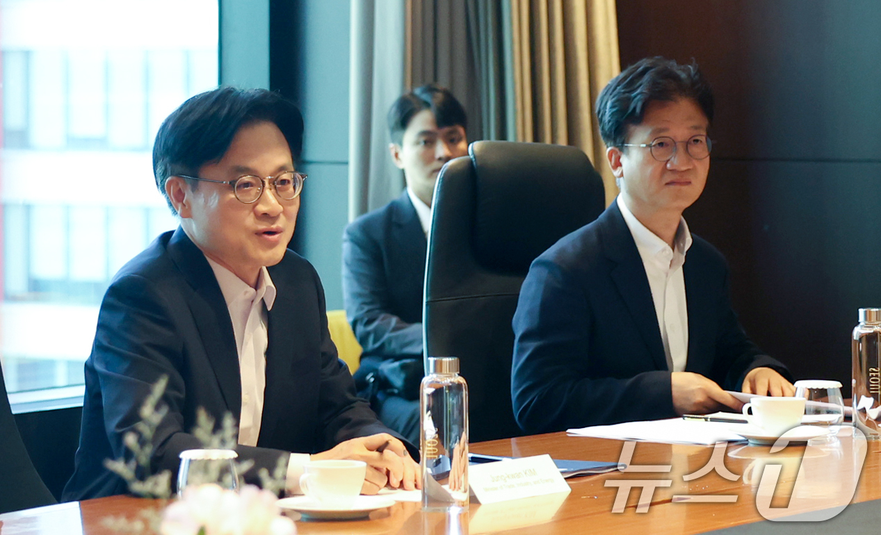 (서울=뉴스1) = 김정관 산업통상자원부 장관이 22일 서울 여의도 콘래드호텔에서 빌 게이츠 테라파워(TerraPower) 회장과 면담을 나누고 있다. (산업통상자원부 제공. 재판 …