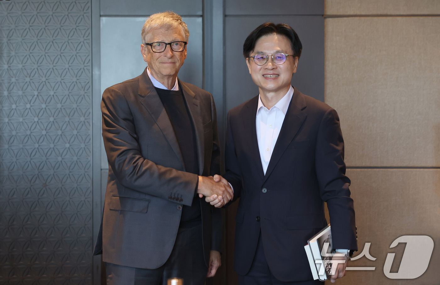(서울=뉴스1) = 김정관 산업통상자원부 장관이 22일 서울 여의도 콘래드호텔에서 빌 게이츠 테라파워(TerraPower) 회장과 악수를 나누고 있다. (산업통상자원부 제공. 재판 …