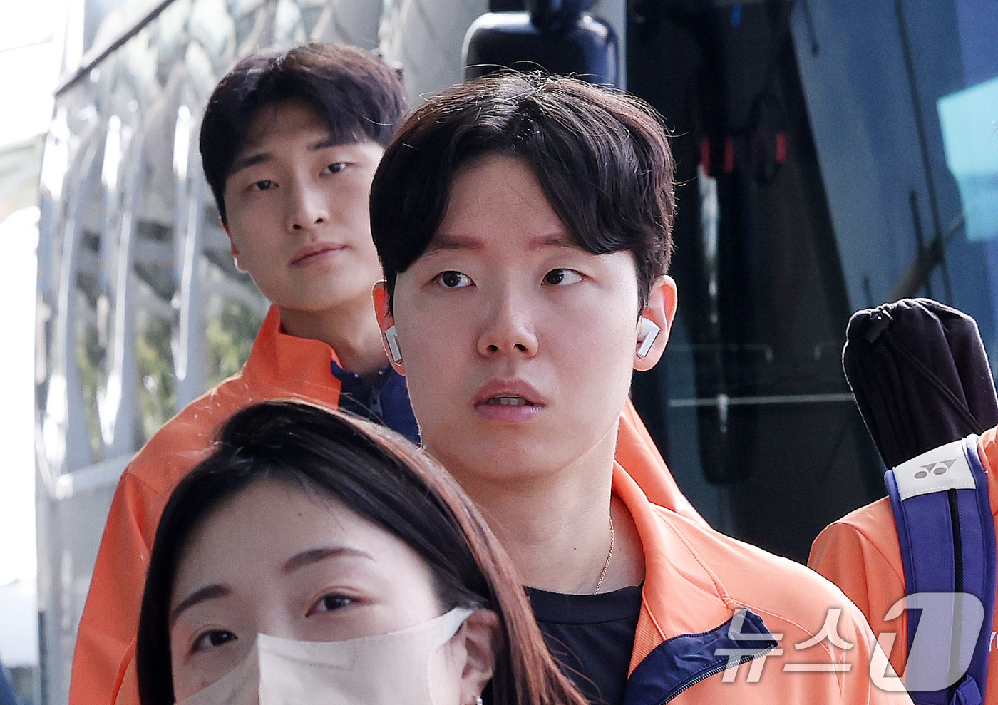 (인천공항=뉴스1) 박지혜 기자 = 대한민국 배드민턴 국가대표팀 서승재(오른쪽)와 김원호가 22일 인천국제공항 1터미널을 통해 2025 세계선수권대회가 열리는 프랑스 파리로 출국하 …