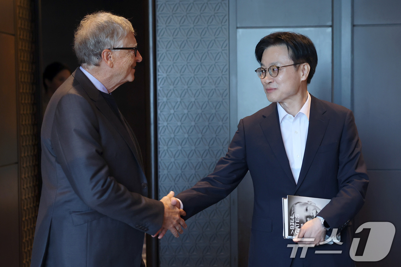 (서울=뉴스1) = 김정관 산업통상자원부 장관이 22일 서울 여의도 콘래드호텔에서 빌 게이츠 테라파워(TerraPower) 회장과 악수를 나누고 있다. (산업통상자원부 제공. 재판 …