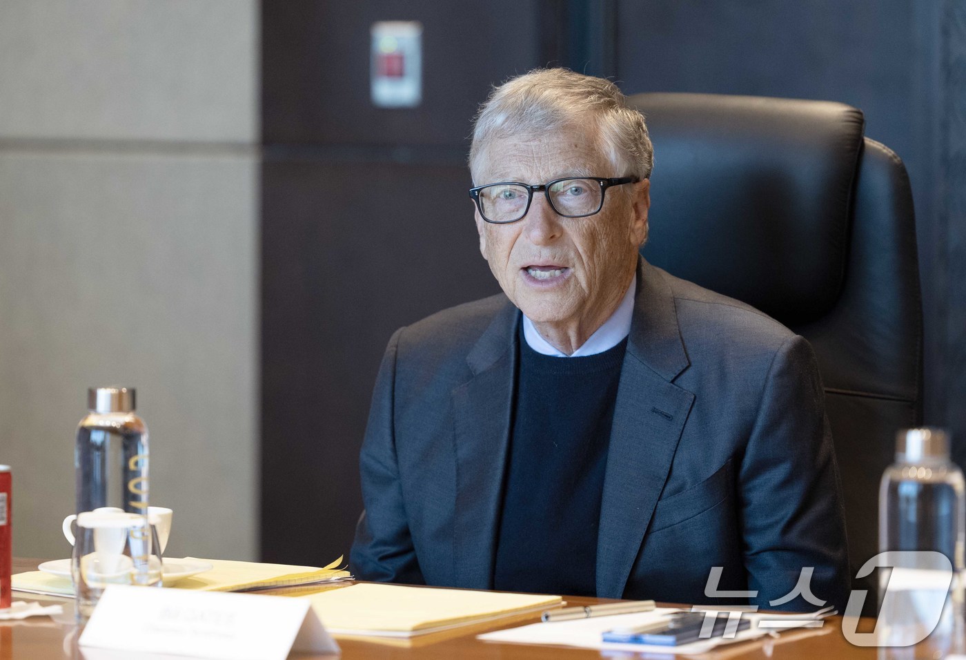 (서울=뉴스1) = 빌 게이츠 테라파워(TerraPower) 회장이 22일 서울 여의도 콘래드호텔에서 김정관 산업통상자원부 장관과 면담을 나누고 있다. (산업통상자원부 제공. 재판 …