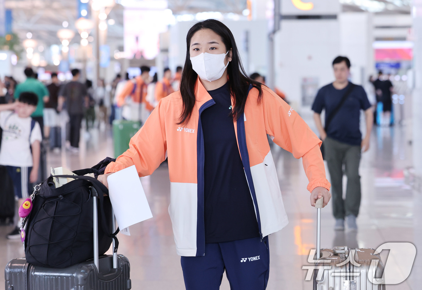 (인천공항=뉴스1) 박지혜 기자 = 배드민턴 간판 안세영이 22일 인천국제공항 1터미널을 통해 2025 세계선수권대회가 열리는 프랑스 파리로 출국하고 있다.대회는 오는 25일부터 …