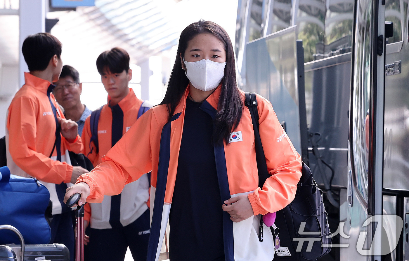 (인천공항=뉴스1) 박지혜 기자 = 배드민턴 간판 안세영이 22일 인천국제공항 1터미널을 통해 2025 세계선수권대회가 열리는 프랑스 파리로 출국하고 있다.대회는 오는 25일부터 …