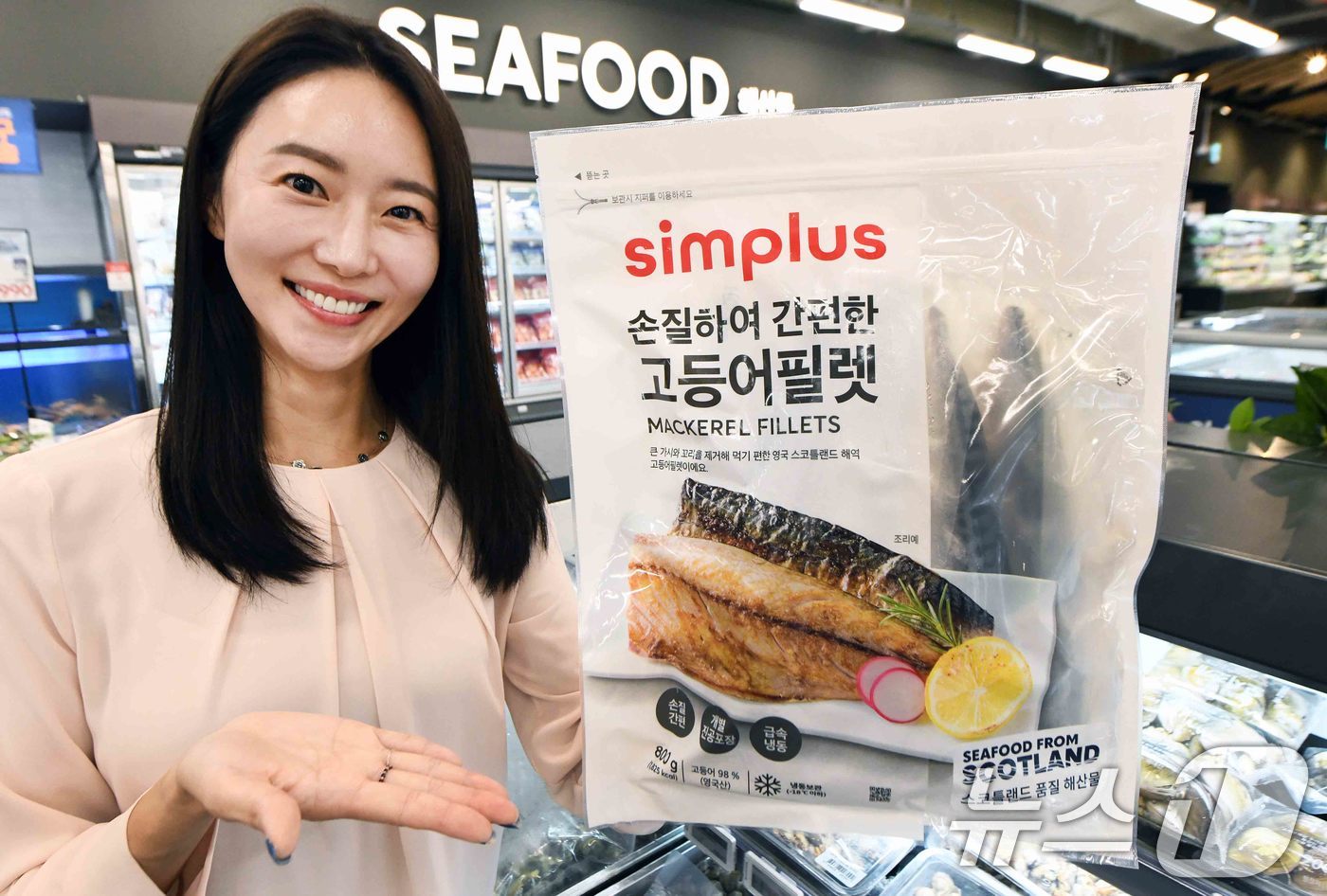 (서울=뉴스1) = 홈플러스는 스코틀랜드산 ‘심플러스 손질하여 간편한 고등어필렛’을 새롭게 출시했다고 밝혔다.모델이 22일 서울 강서구 홈플러스 메가 푸드 마켓 라이브 강서점에서 …