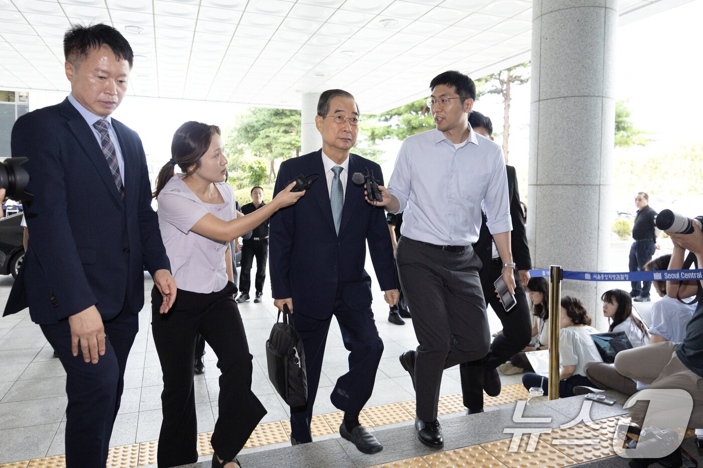 본문 이미지 - 한덕수 전 국무총리가 22일 오전 12·3 비상계엄 사태에 가담·방조한 혐의로 피의자 조사를 받기 위해 서울 서초구 서울고등검찰청에 마련된 내란특별검사팀 사무실에 출석하고 있다. 2025.8.22/뉴스1 ⓒ News1 신웅수 기자