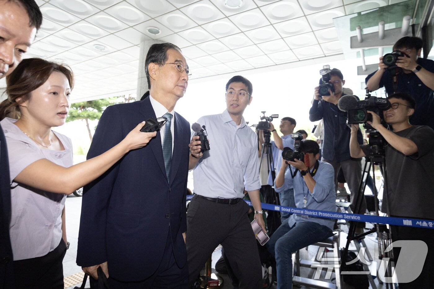 본문 이미지 - 한덕수 전 국무총리가 22일 오전 12·3 비상계엄 사태에 가담·방조한 혐의로 피의자 조사를 받기 위해 서울 서초구 서울고등검찰청에 마련된 내란특별검사팀 사무실에 출석하고 있다. 2025.8.22/뉴스1 ⓒ News1 신웅수 기자