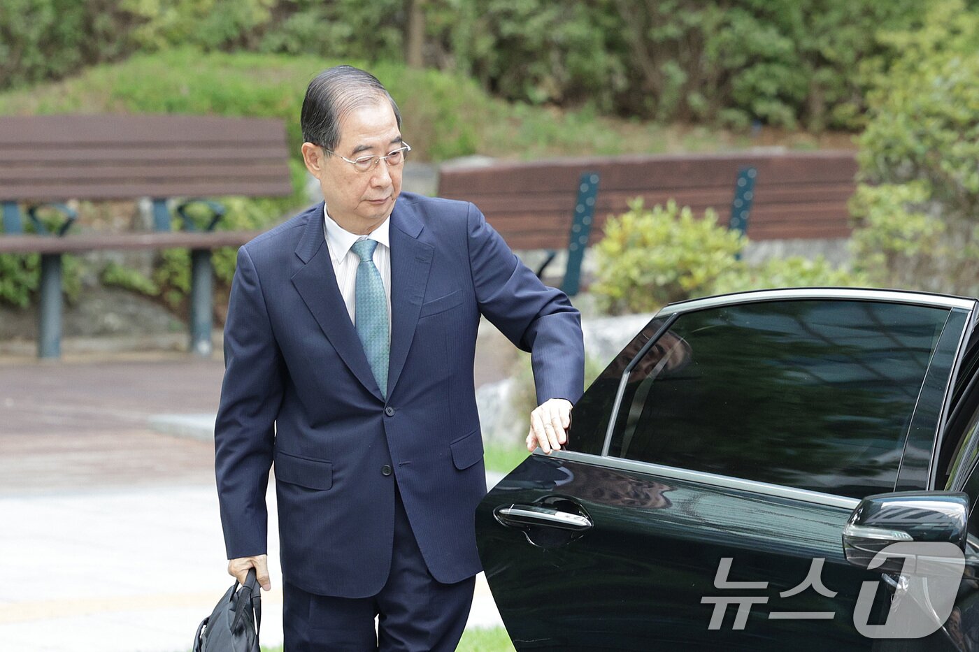 본문 이미지 - 한덕수 전 국무총리가 22일 오전 12·3 비상계엄 사태에 가담·방조한 혐의로 피의자 조사를 받기 위해 서울 서초구 서울고등검찰청에 마련된 내란특별검사팀 사무실에 출석하고 있다. 2025.8.22/뉴스1 ⓒ News1 신웅수 기자