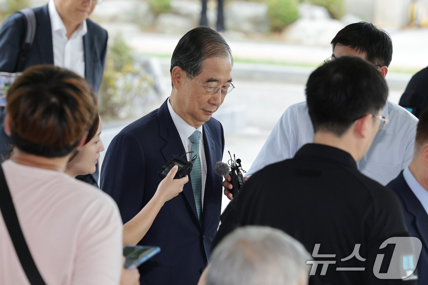 본문 이미지 - 한덕수 전 국무총리가 22일 오전 12·3 비상계엄 사태에 가담·방조한 혐의로 피의자 조사를 받기 위해 서울 서초구 서울고등검찰청에 마련된 내란특별검사팀 사무실에 출석하고 있다. 2025.8.22/뉴스1 ⓒ News1 신웅수 기자