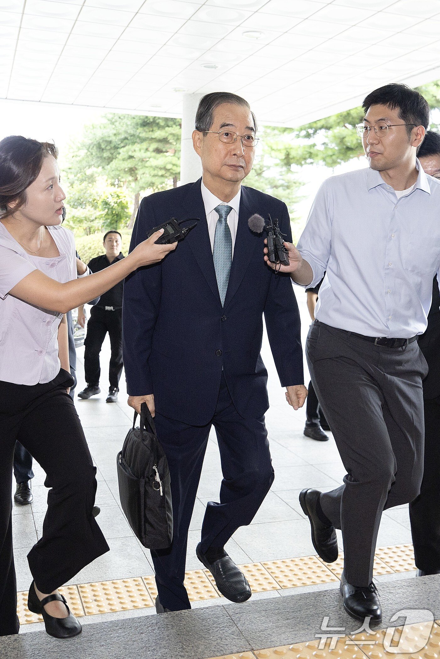 본문 이미지 - 한덕수 전 국무총리가 22일 오전 12·3 비상계엄 사태에 가담·방조한 혐의로 피의자 조사를 받기 위해 서울 서초구 서울고등검찰청에 마련된 내란특별검사팀 사무실에 출석하고 있다. 2025.8.22/뉴스1 ⓒ News1 신웅수 기자