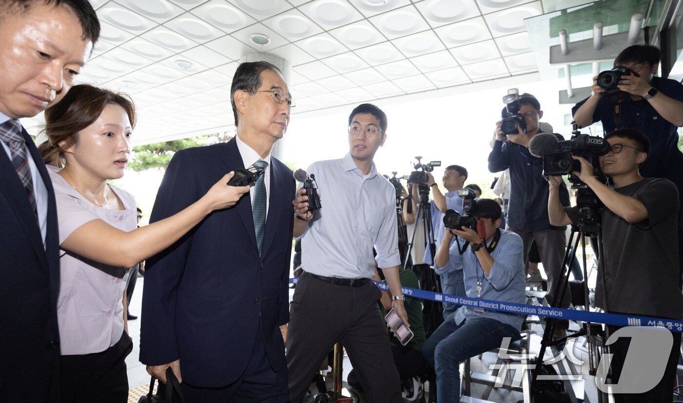 본문 이미지 - 한덕수 전 국무총리가 22일 오전 12·3 비상계엄 사태에 가담·방조한 혐의로 피의자 조사를 받기 위해 서울 서초구 서울고등검찰청에 마련된 내란특별검사팀 사무실에 출석하고 있다. 2025.8.22/뉴스1 ⓒ News1 신웅수 기자