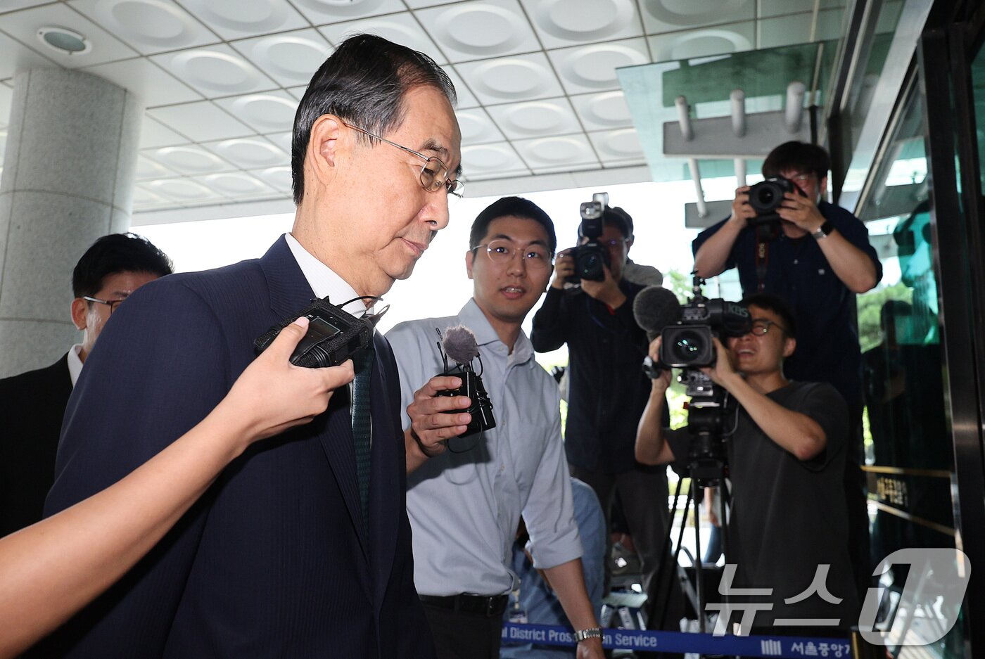 본문 이미지 - 한덕수 전 국무총리가 22일 오전 12·3 비상계엄 사태에 가담·방조한 혐의로 피의자 조사를 받기 위해 서울 서초구 서울고등검찰청에 마련된 내란특별검사팀 사무실에 출석하고 있다. 2025.8.22/뉴스1 ⓒ News1 신웅수 기자