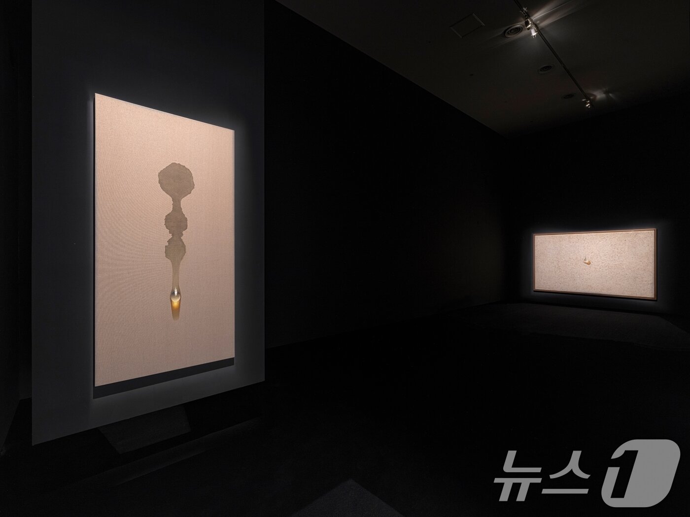 본문 이미지 - 고&#40;故&#41; 김창열 화백의 회고전 &#39;Kim Tschang-yeul&#39; 전경. &#40;국립현대미술관 제공·재판매 및 DB 금지·사진은 기사 내용과 무관함&#41;  ⓒ News1