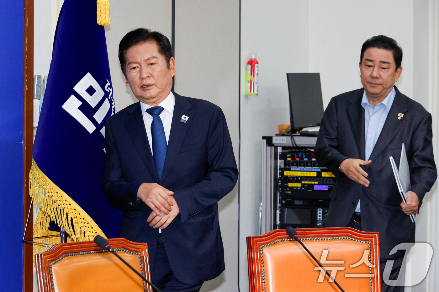 (서울=뉴스1) 안은나 기자 = 정청래 더불어민주당 대표, 김병기 원내대표가 22일 오전 서울 여의도 국회에서 열린 최고위원회의에 입장하고 있다. 2025.8.22/뉴스1