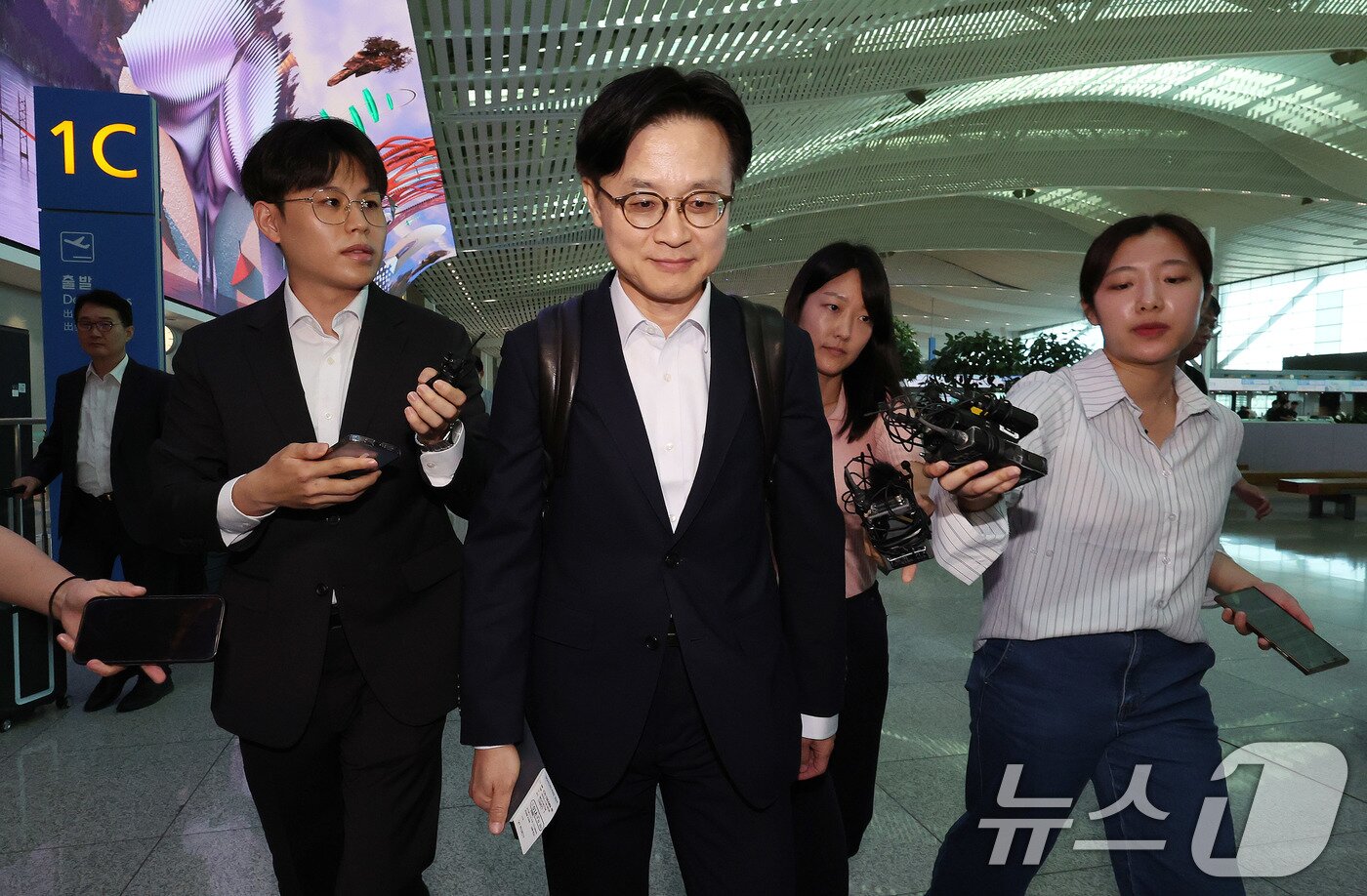 본문 이미지 - 김정관 산업통상자원부 장관이 22일 인천국제공항 2터미널을 통해 오는 25일 예정된 한미정상회담 선발대로 출국하고 있다. 2025.8.22/뉴스1 ⓒ News1 박지혜 기자