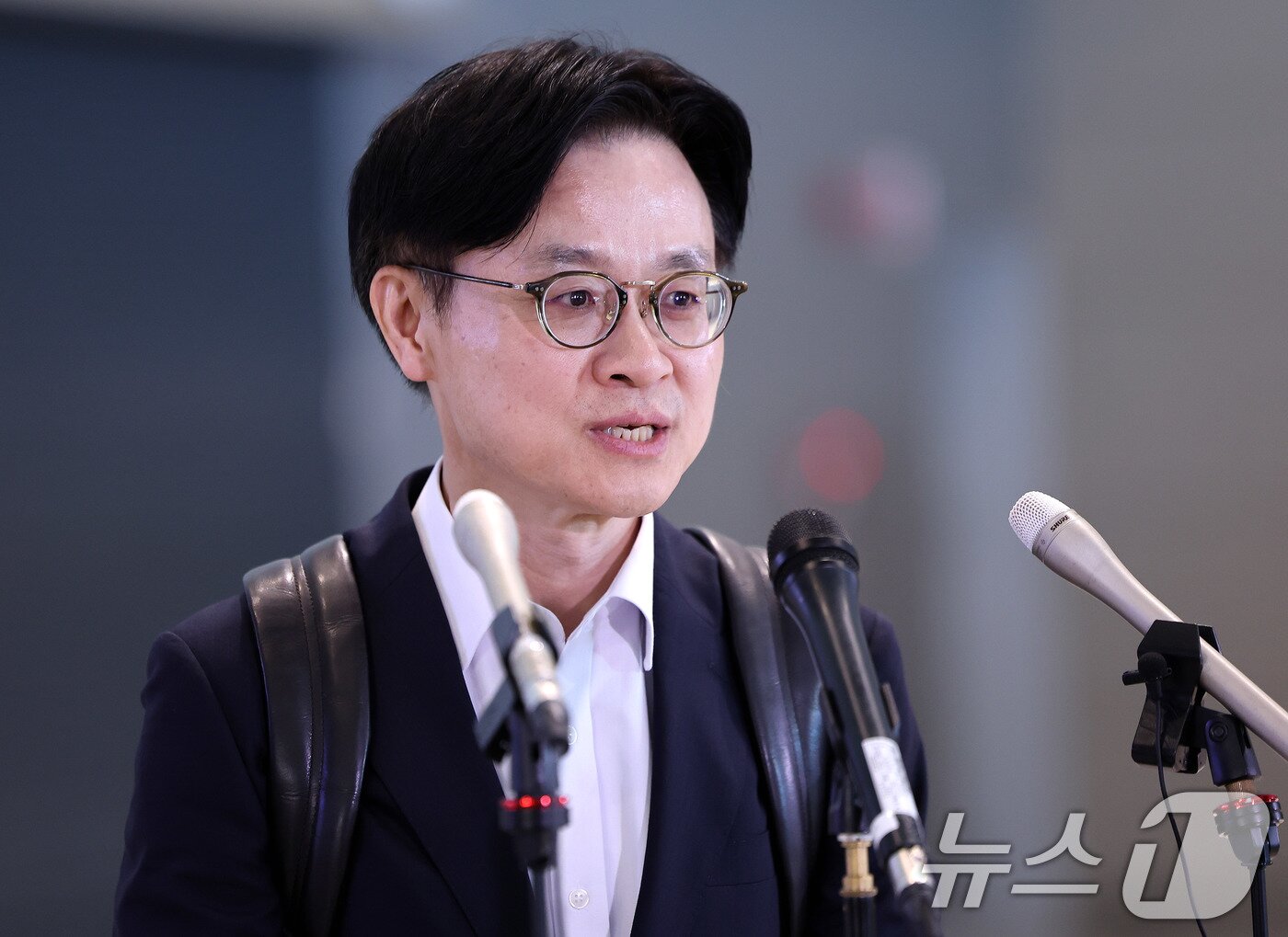 본문 이미지 - 김정관 산업통상자원부 장관이 22일 인천국제공항 2터미널을 통해 미국 워싱턴 DC로 출국에 앞서 취재진 질문에 답하고 있다. 이날 김 장관은 한미정상회담을 앞두고 미국 통상라인과 실무 협의를 하기 위해 선발대로 출국했다. 2025.8.22/뉴스1 ⓒ News1 박지혜 기자