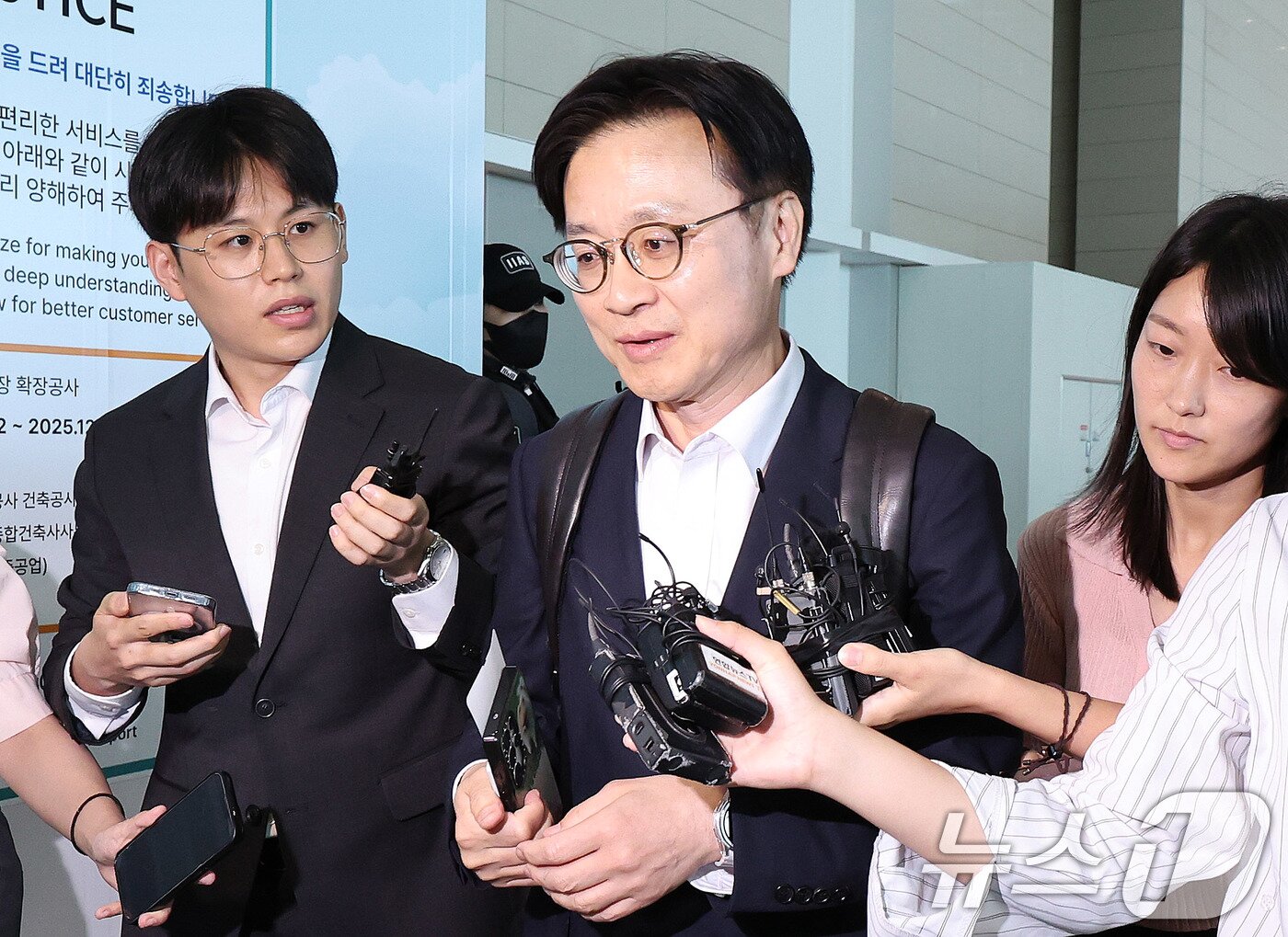 본문 이미지 - 김정관 산업통상자원부 장관이 22일 인천국제공항 2터미널을 통해 미국 워싱턴 DC로 출국하고 있다. 이날 김 장관은 한미정상회담을 앞두고 미국 통상라인과 실무 협의를 하기 위해 선발대로 출국했다. 2025.8.22/뉴스1 ⓒ News1 박지혜 기자