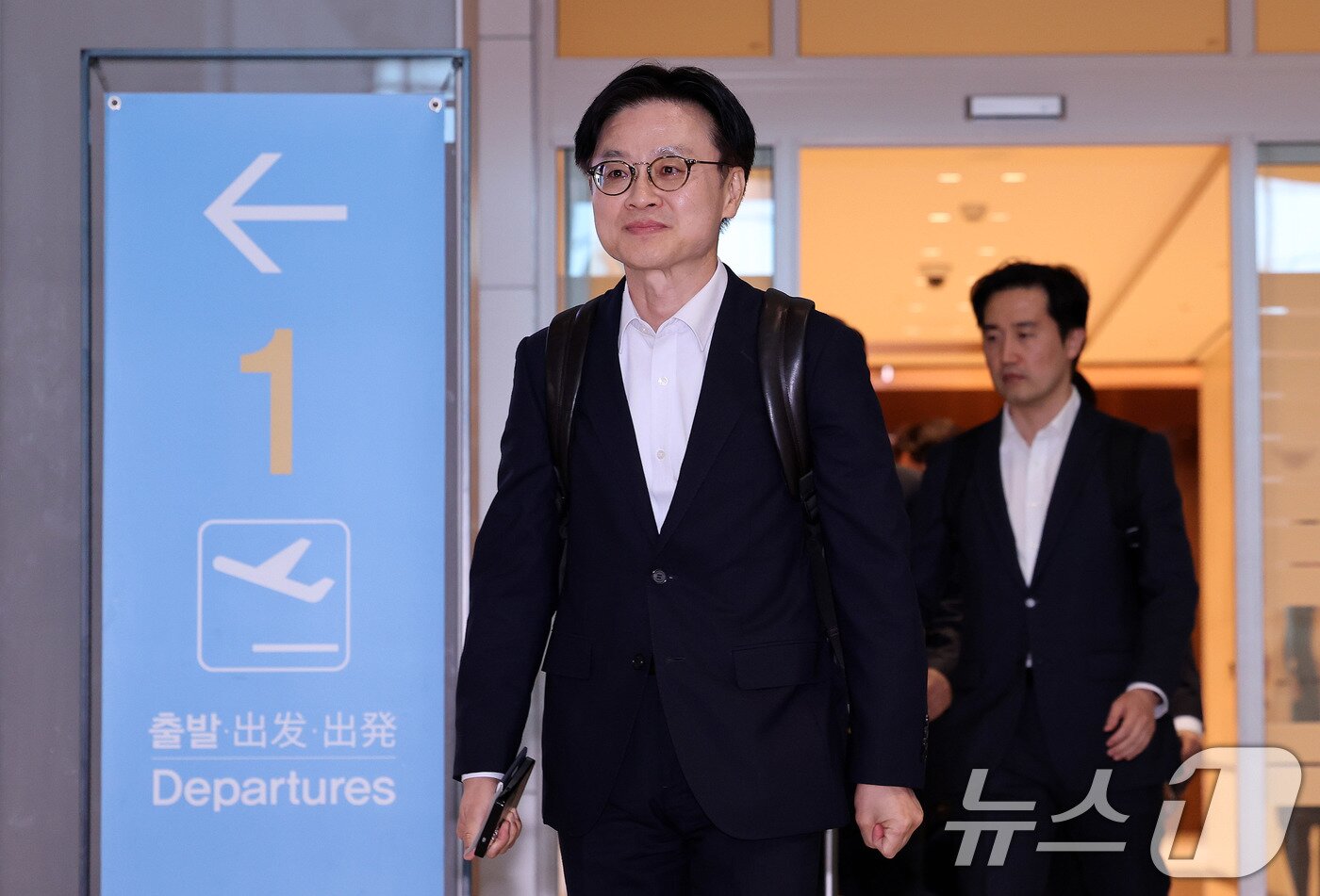 본문 이미지 - 김정관 산업통상자원부 장관이 22일 인천국제공항 2터미널을 통해 미국 워싱턴 DC로 출국하고 있다. 이날 김 장관은 한미정상회담을 앞두고 미국 통상라인과 실무 협의를 하기 위해 선발대로 출국했다. 2025.8.22/뉴스1 ⓒ News1 박지혜 기자