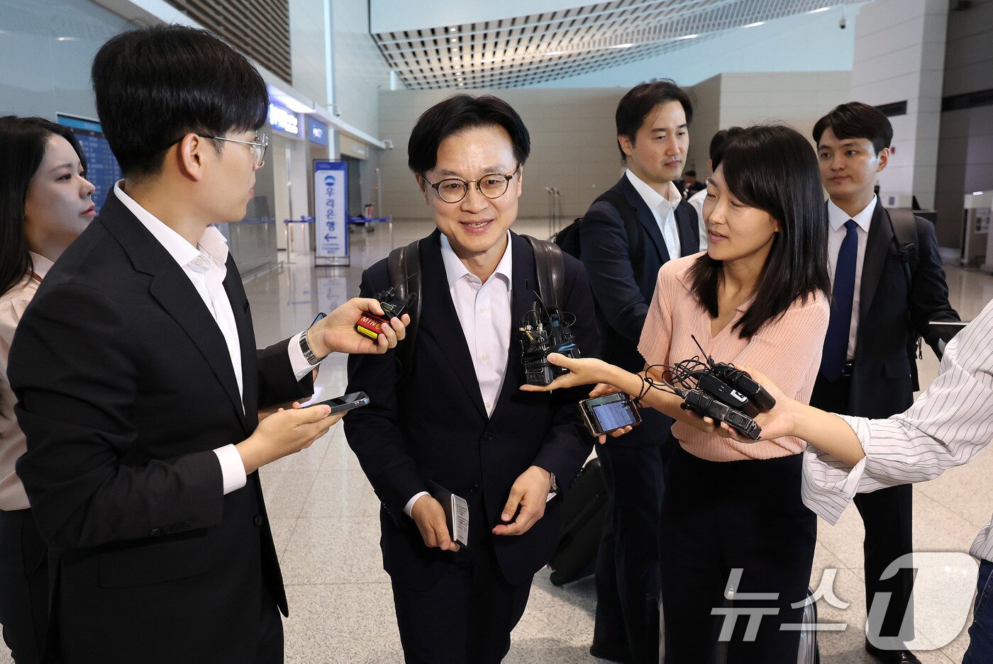 본문 이미지 - 김정관 산업통상자원부 장관이 22일 인천국제공항 2터미널을 통해 미국 워싱턴 DC로 출국하고 있다. 이날 김 장관은 한미정상회담을 앞두고 미국 통상라인과 실무 협의를 하기 위해 선발대로 출국했다. 2025.8.22/뉴스1 ⓒ News1 박지혜 기자