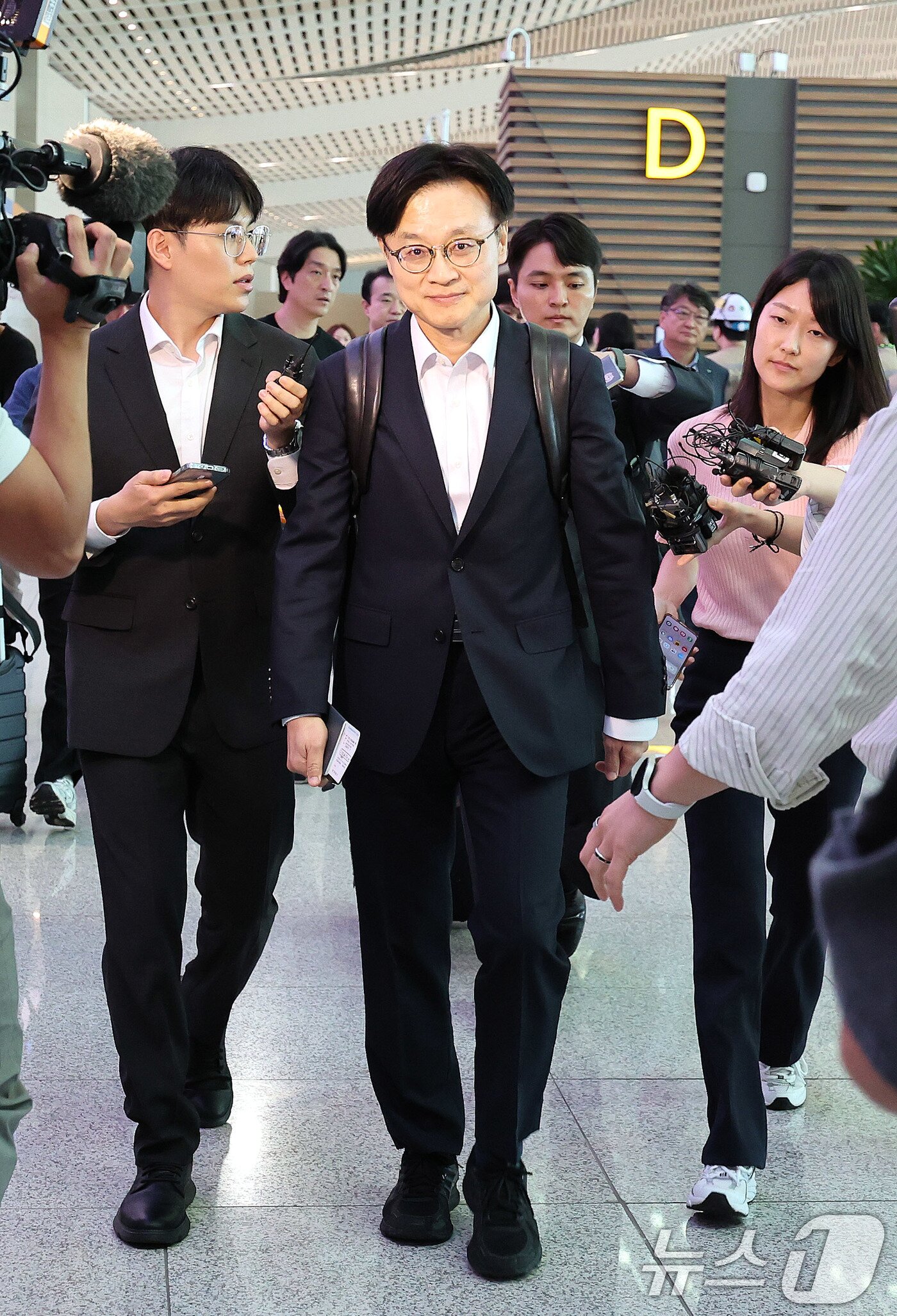 본문 이미지 - 김정관 산업통상자원부 장관이 22일 인천국제공항 2터미널을 통해 미국 워싱턴 DC로 출국하고 있다. 이날 김 장관은 한미정상회담을 앞두고 미국 통상라인과 실무 협의를 하기 위해 선발대로 출국했다. 2025.8.22/뉴스1 ⓒ News1 박지혜 기자