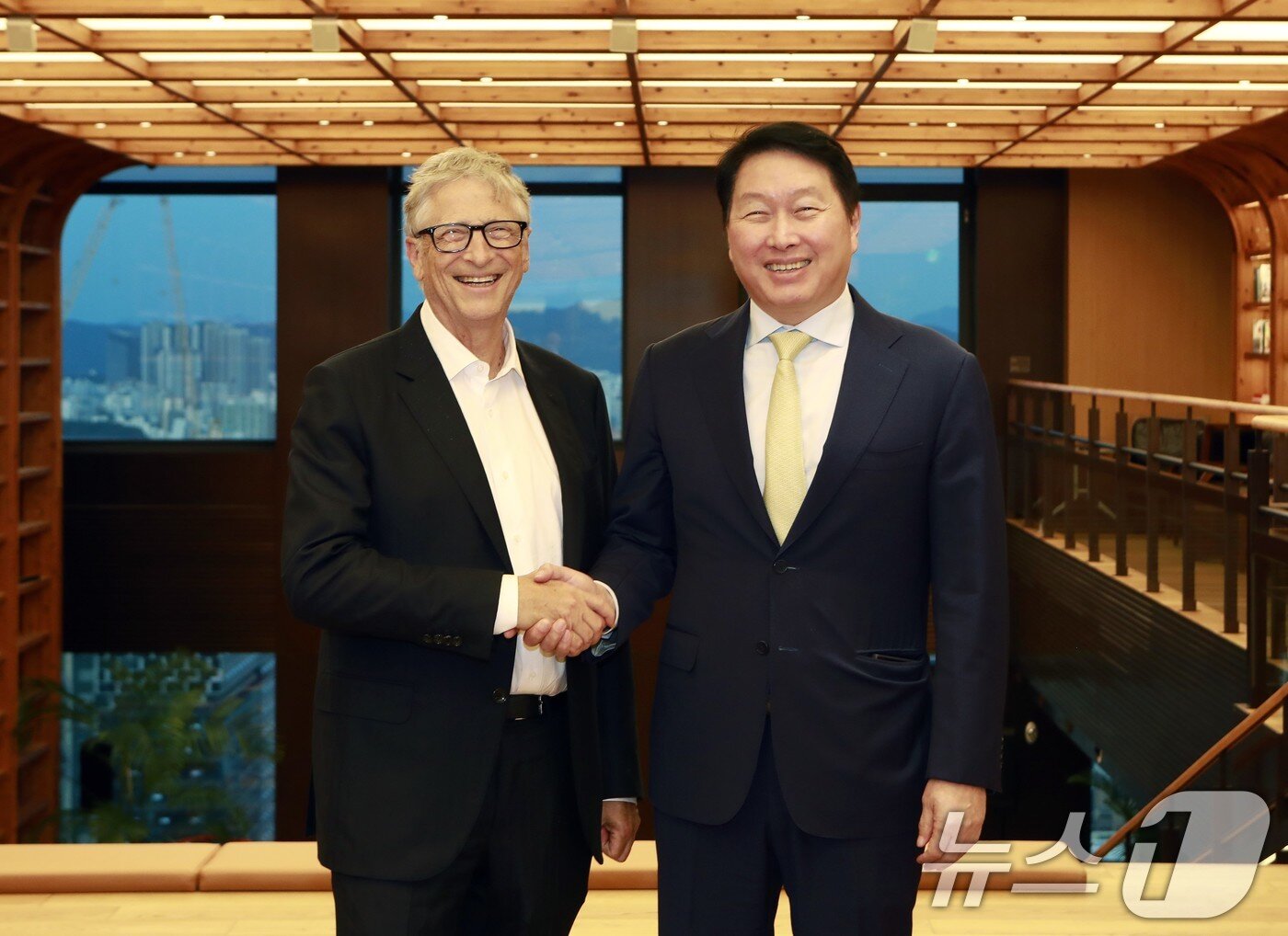 본문 이미지 - 최태원 SK 회장과 빌 게이츠 게이츠재단 이사장이 지난 21일 서울 종로구 SK서린빌딩에서 악수를 하고 있다. SK그룹은 최태원 회장과 빌 게이츠 게이츠재단 이사장이 만찬 회동을 갖고 소형모듈원전&#40;SMR&#41;과 백신 등 에너지 및 바이오 사업 분야에서 사업협력과 전략적 파트너십을 강화하기로 했다고 22일 밝혔다. &#40;SK 수펙스추구협의회 제공. 재판매 및 DB 금지&#41; 2025.8.22/뉴스1