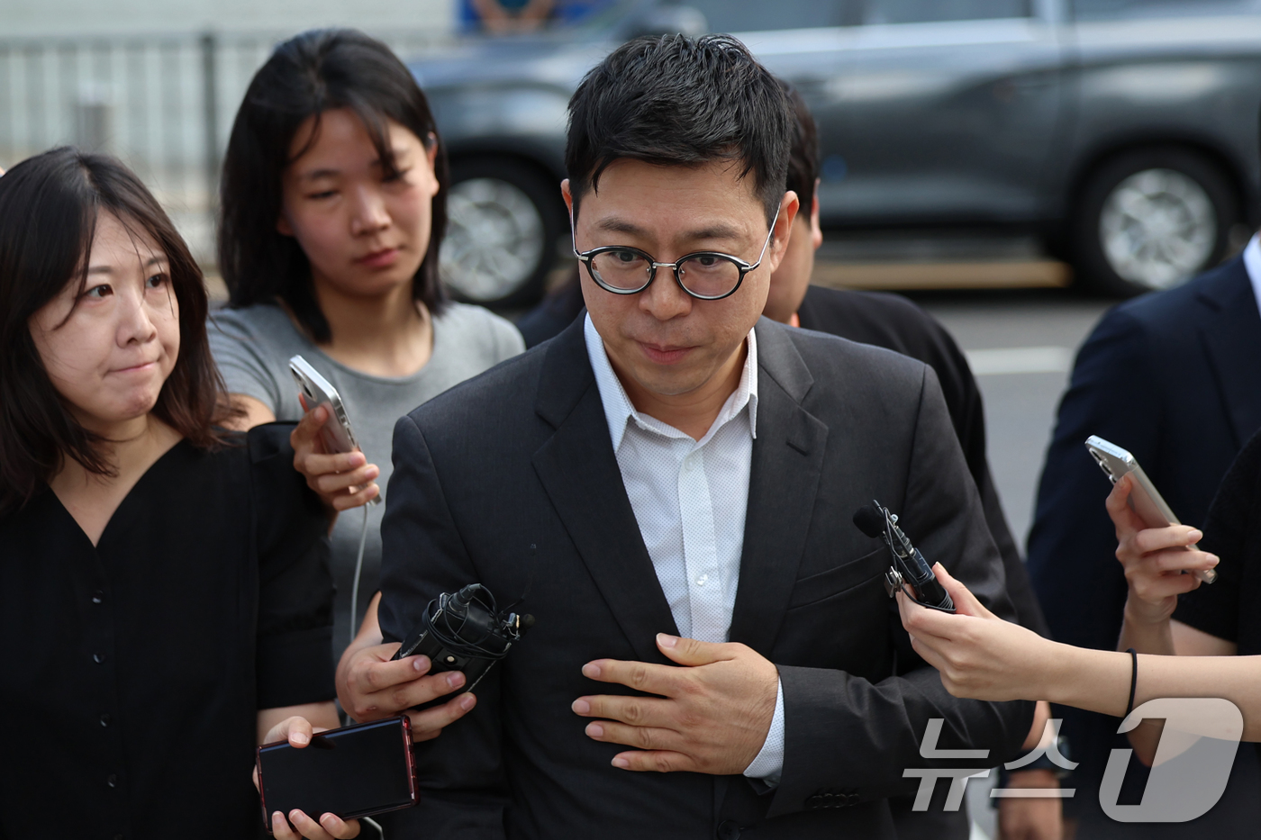 (서울=뉴스1) 황기선 기자 = 민경민 오아시스에쿼티파트너스 대표가 22일 오전 서울 종로구  KT광화문빌딩 웨스트에 마련된 김건희 특검팀(특별검사 민중기) 사무실로 조사를 받기 …