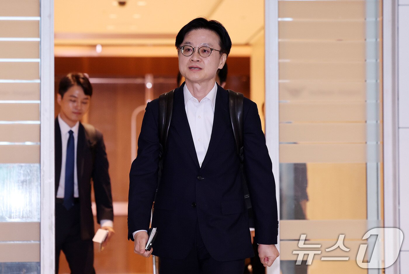 본문 이미지 - 김정관 산업통상자원부 장관이 22일 인천국제공항 2터미널을 통해 미국 워싱턴 DC로 출국하고 있다. 이날 김 장관은 한미정상회담을 앞두고 미국 통상라인과 실무 협의를 하기 위해 선발대로 출국했다. 2025.8.22/뉴스1 ⓒ News1 박지혜 기자