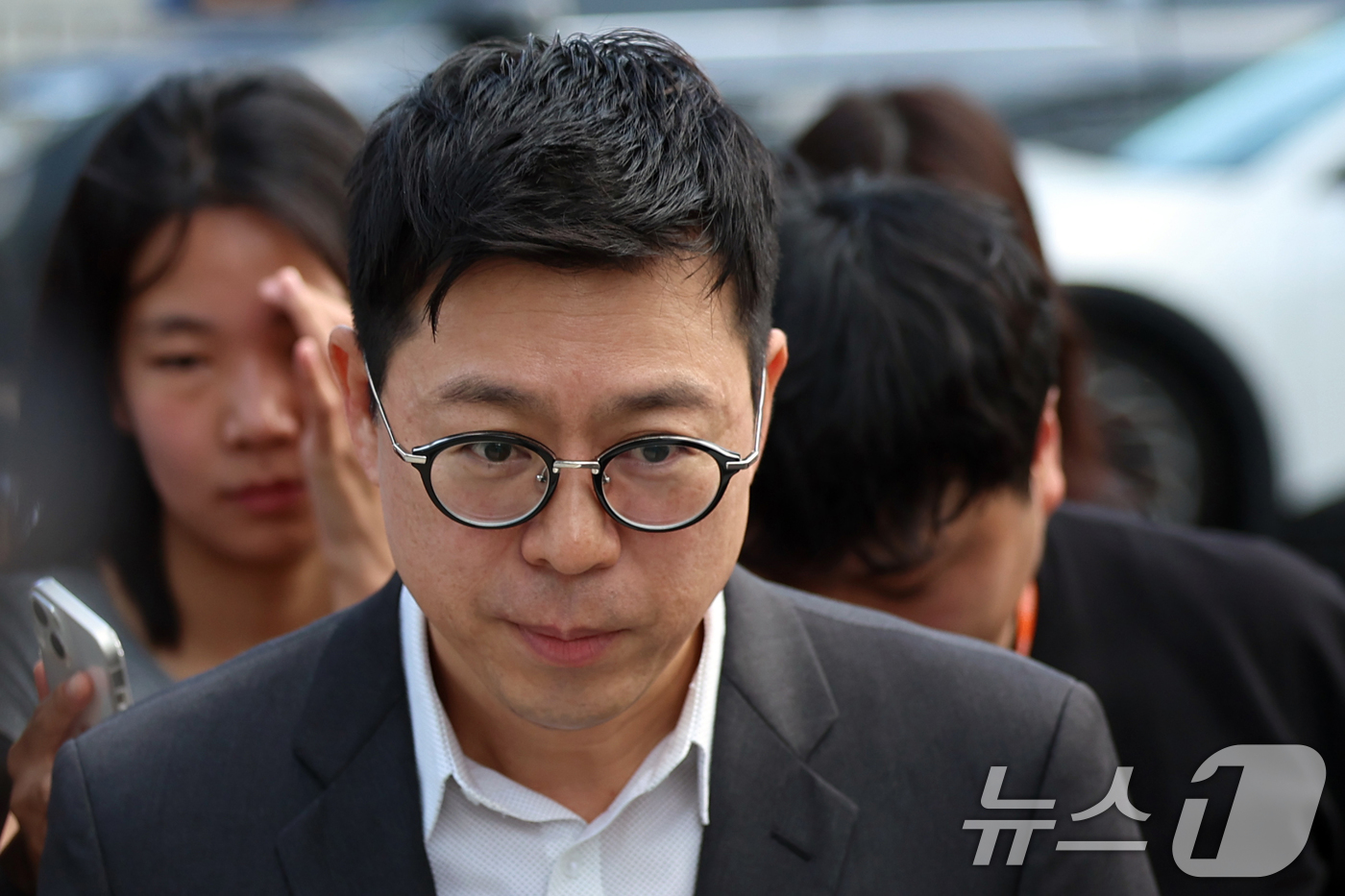 (서울=뉴스1) 황기선 기자 = 민경민 오아시스에쿼티파트너스 대표가 22일 오전 서울 종로구  KT광화문빌딩 웨스트에 마련된 김건희 특검팀(특별검사 민중기) 사무실로 조사를 받기 …