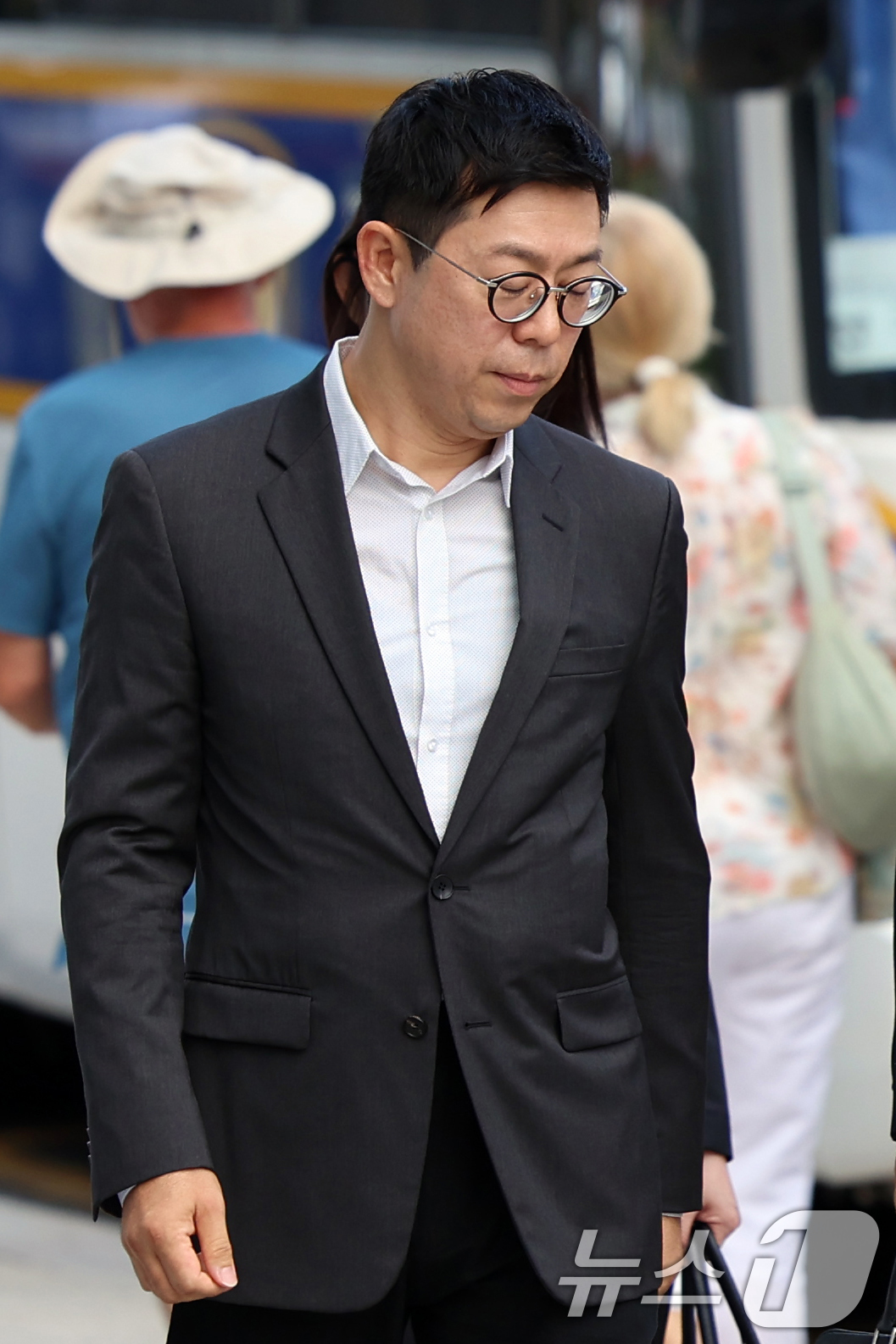 (서울=뉴스1) 황기선 기자 = 민경민 오아시스에쿼티파트너스 대표가 22일 오전 서울 종로구  KT광화문빌딩 웨스트에 마련된 김건희 특검팀(특별검사 민중기) 사무실로 조사를 받기 …