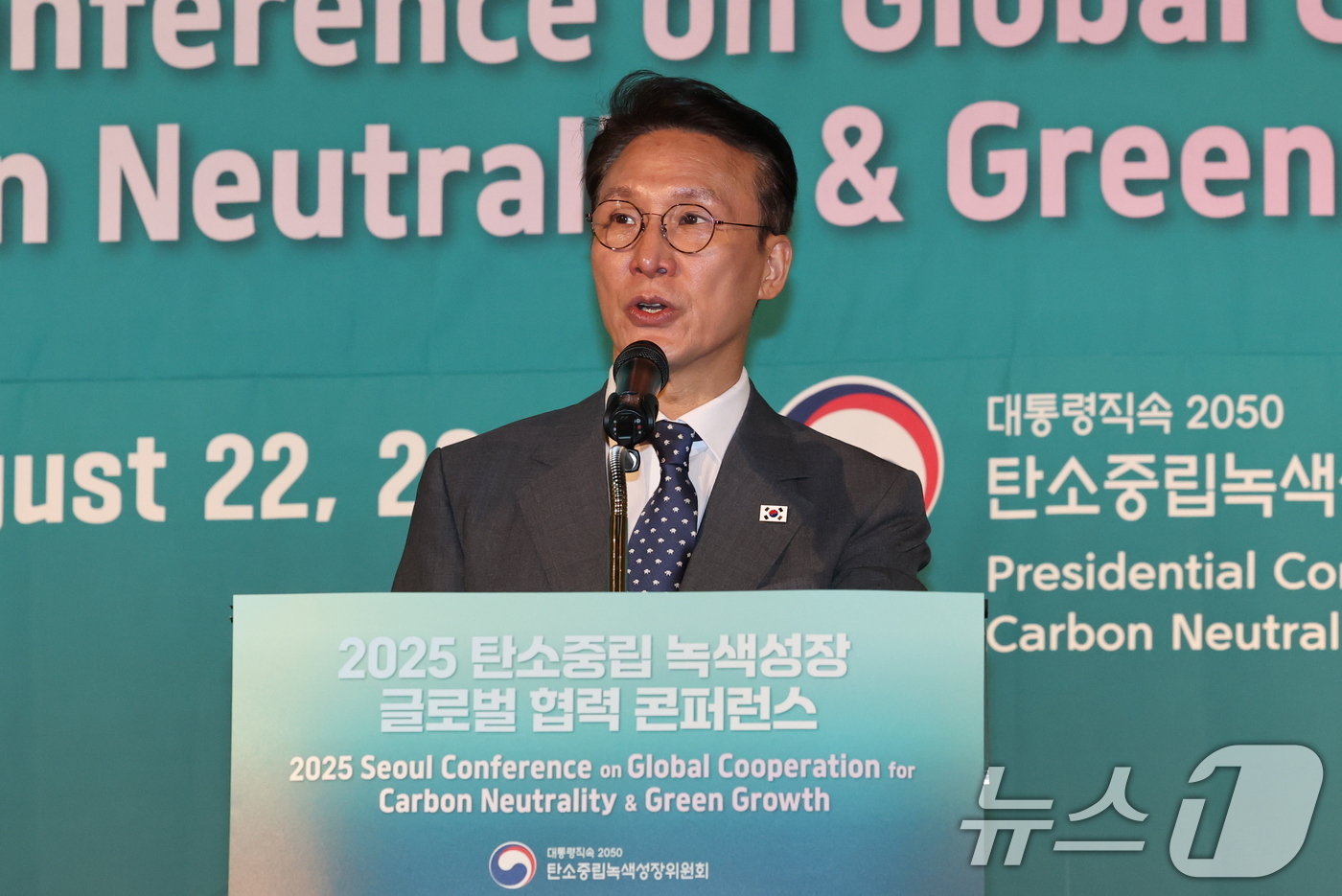 (서울=뉴스1) 임세영 기자 = 김민석 국무총리가 22일 오전 서울 종로구 새문안로 포시즌스 호텔에서 열린 2025 탄소중립 녹색성장 글로벌 협력 콘퍼런스 개회식에서 개회사를 하고 …