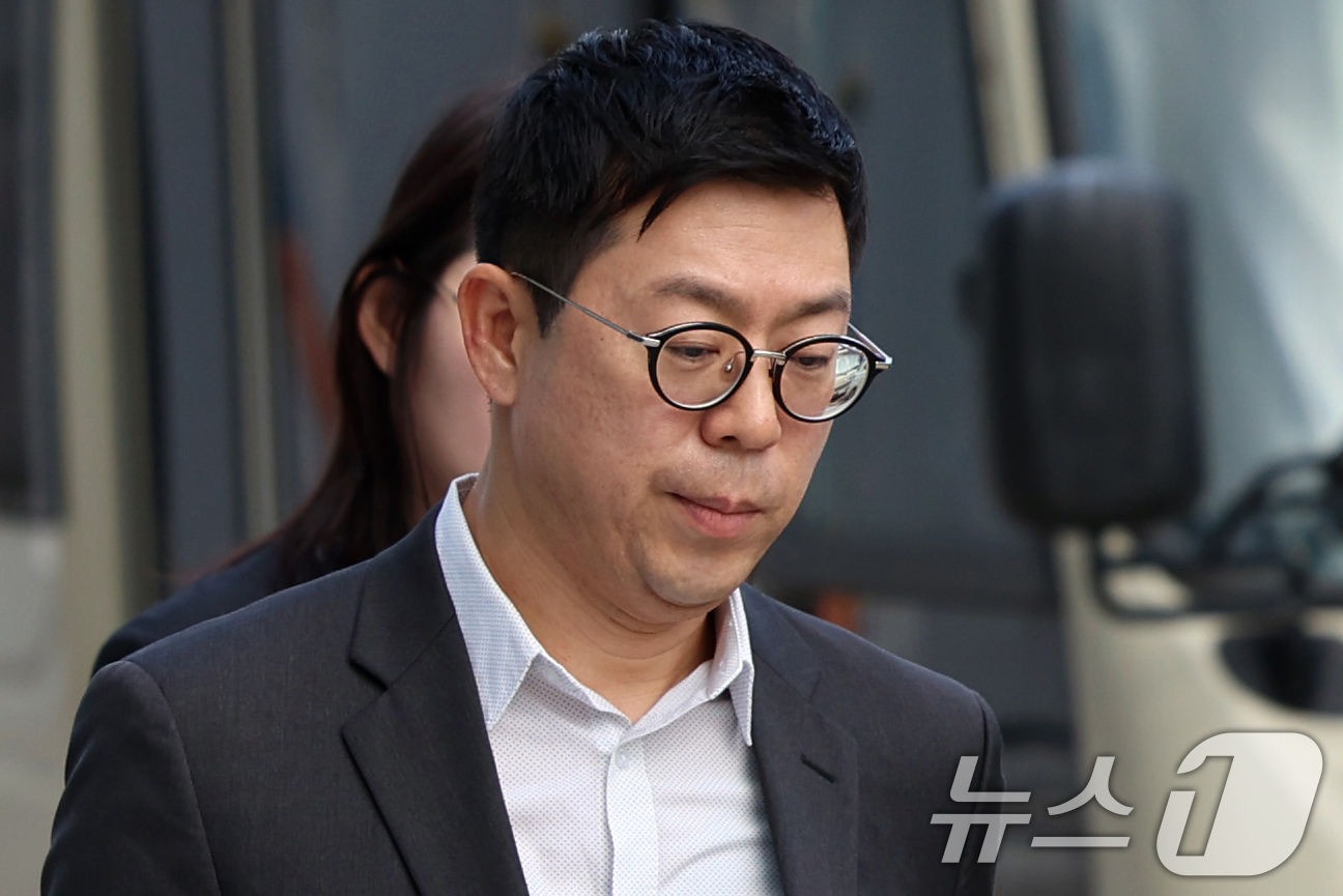 (서울=뉴스1) 황기선 기자 = 민경민 오아시스에쿼티파트너스 대표가 22일 오전 서울 종로구  KT광화문빌딩 웨스트에 마련된 김건희 특검팀(특별검사 민중기) 사무실로 조사를 받기 …