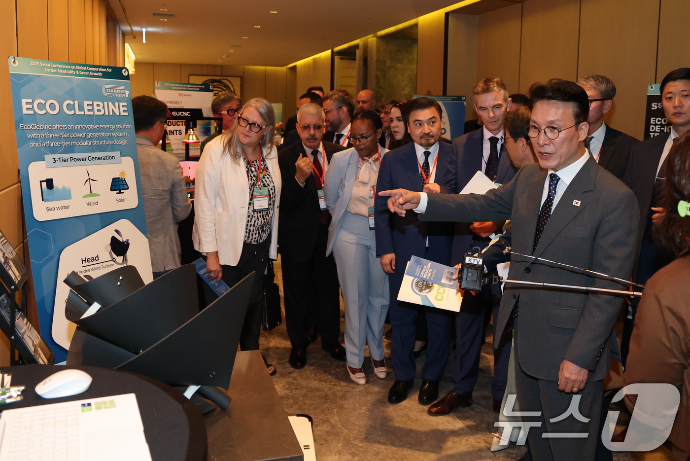 (서울=뉴스1) 임세영 기자 = 김민석 국무총리가 22일 오전 서울 종로구 새문안로 포시즌스 호텔에서 열리는 2025 탄소중립 녹색성장 글로벌 협력 콘퍼런스 개회식에 앞서 기후테크 …