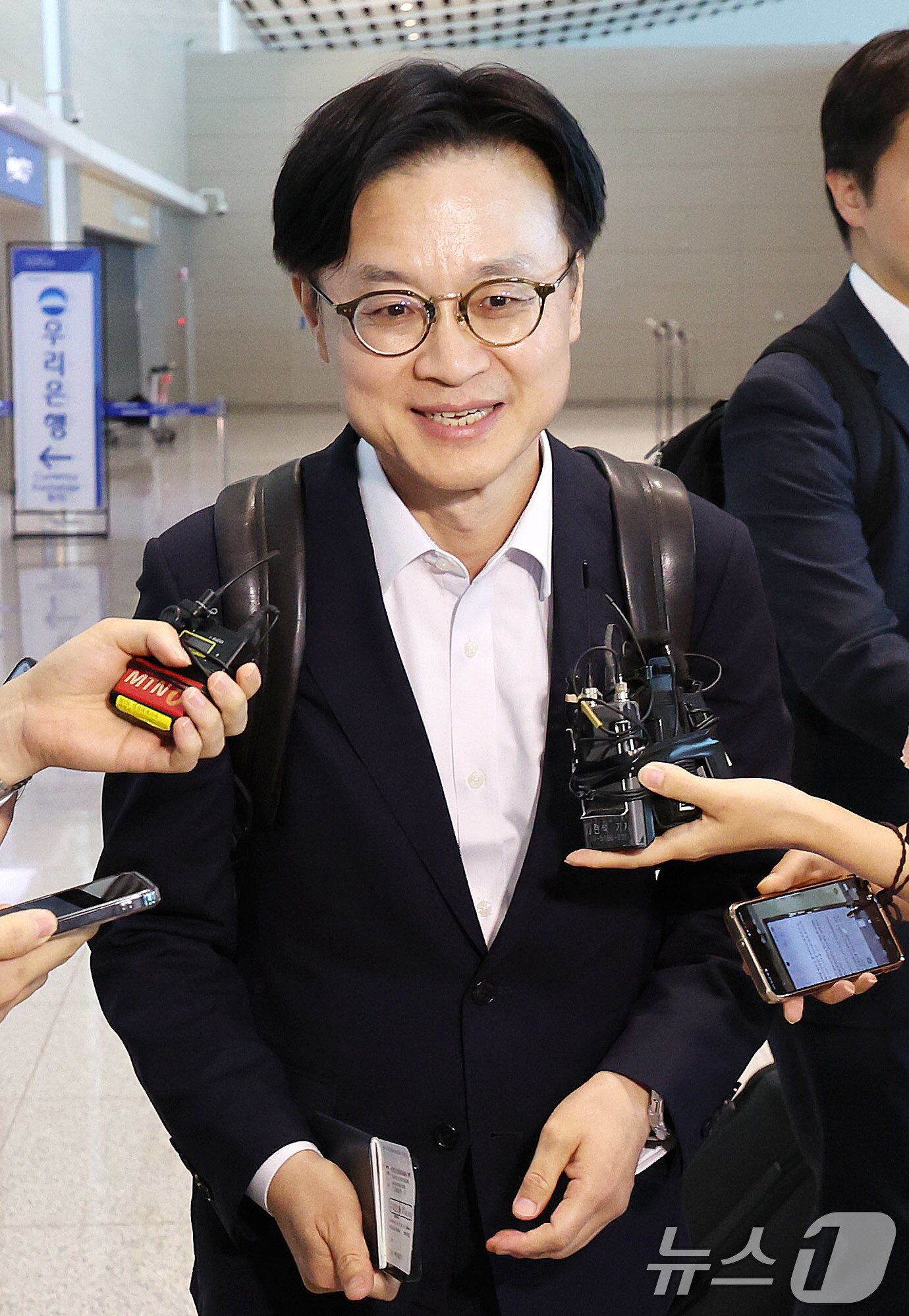 본문 이미지 - 김정관 산업통상자원부 장관이 22일 인천국제공항 2터미널을 통해 미국 워싱턴 DC로 출국하고 있다. 이날 김 장관은 한미정상회담을 앞두고 미국 통상라인과 실무 협의를 하기 위해 선발대로 출국했다. 2025.8.22/뉴스1 ⓒ News1 박지혜 기자