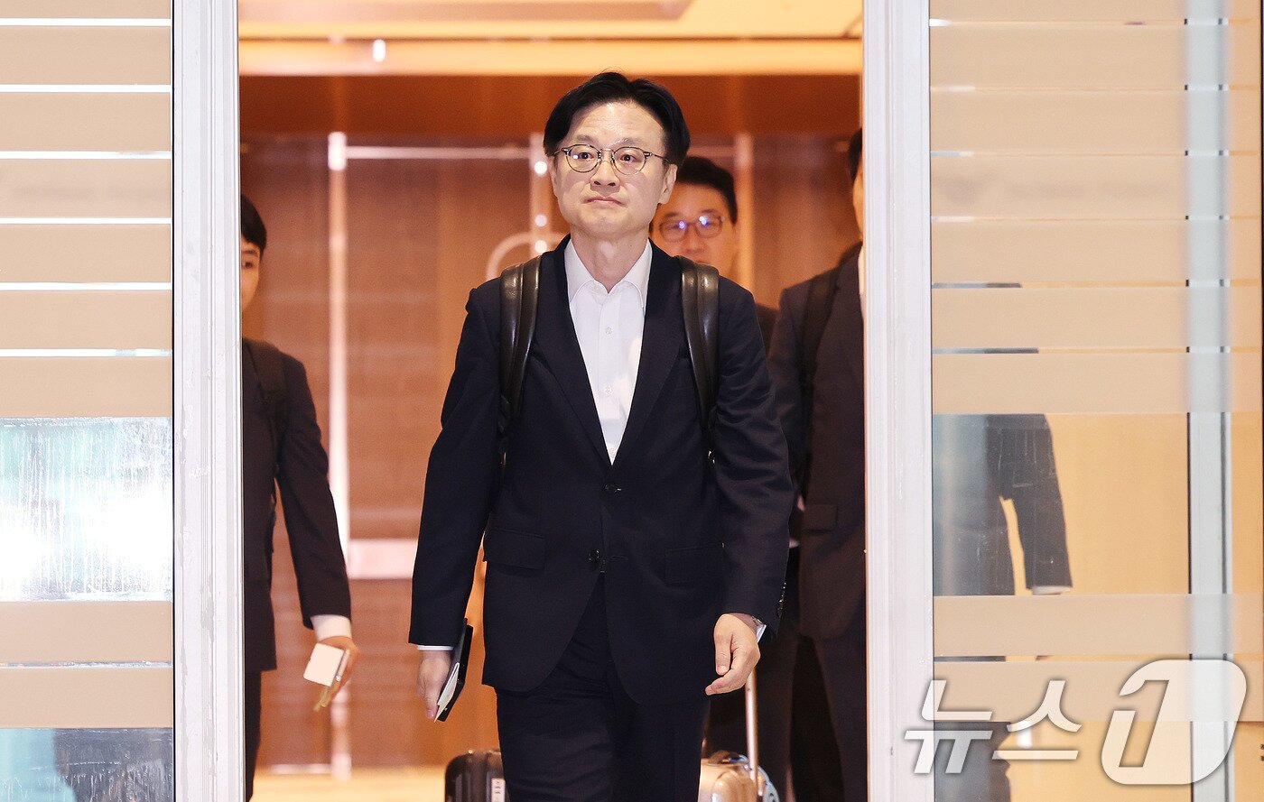 본문 이미지 - 김정관 산업통상자원부 장관이 22일 인천국제공항 2터미널을 통해 미국 워싱턴 DC로 출국하고 있다. 이날 김 장관은 한미정상회담을 앞두고 미국 통상라인과 실무 협의를 하기 위해 선발대로 출국했다. 2025.8.22/뉴스1 ⓒ News1 박지혜 기자