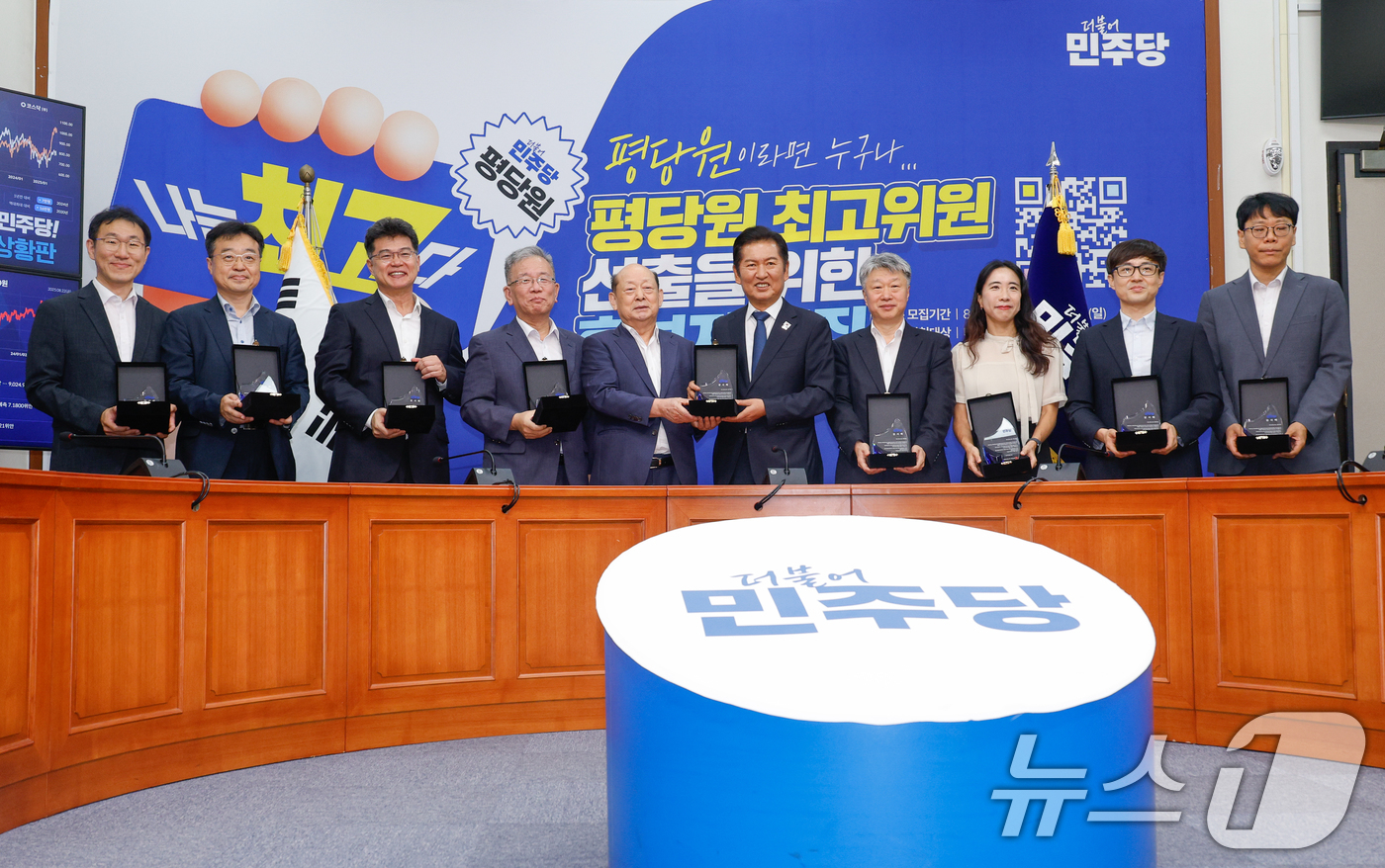 (서울=뉴스1) 안은나 기자 = 정청래 더불어민주당 대표가 22일 오전 서울 여의도 국회에서 윤석열 전 대통령 국회 탄핵소추단 송두환 전 국가인권위원장을 비롯한 법률대리인단에 감사 …