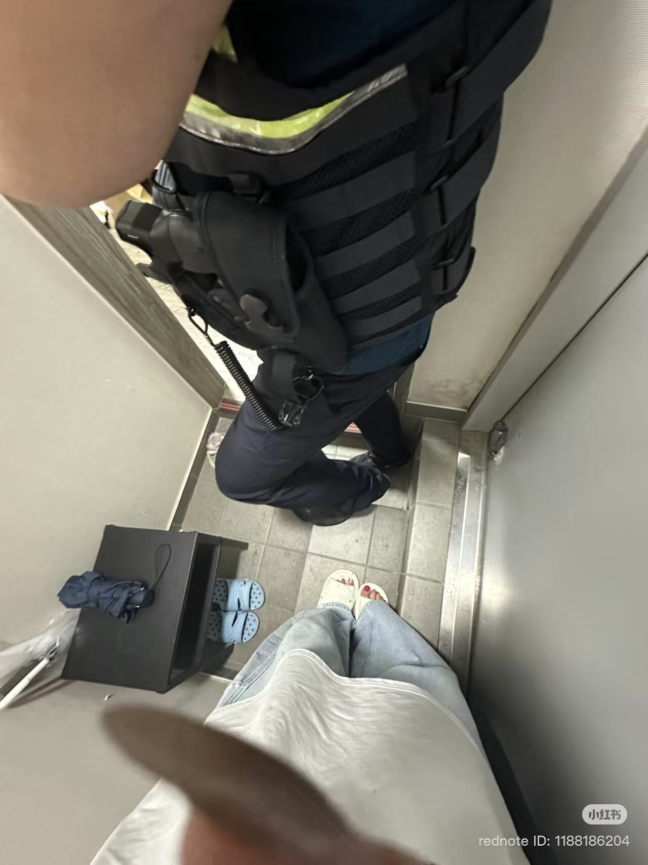 본문 이미지 - A 씨가 경찰에 신고해 B 씨가 체포됐다. (샤오홍슈 갈무리)