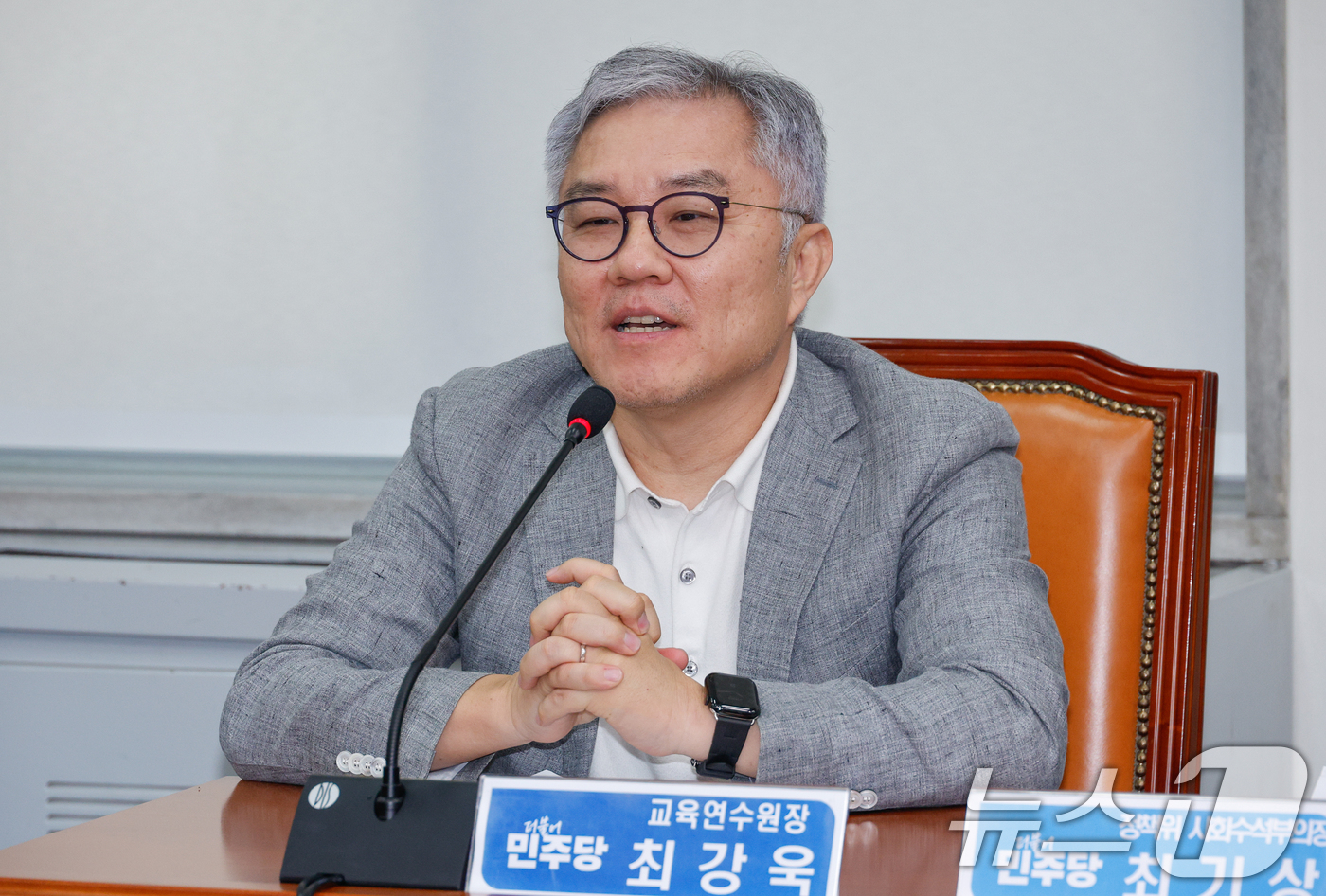 (서울=뉴스1) 안은나 기자 = 더불어민주당 교육연수원장에 임명된 최강욱 전 의원이 22일 오전 서울 여의도 국회에서 열린 최고위원회의에 참석해 인사말을 하고 있다. 2025.8. …