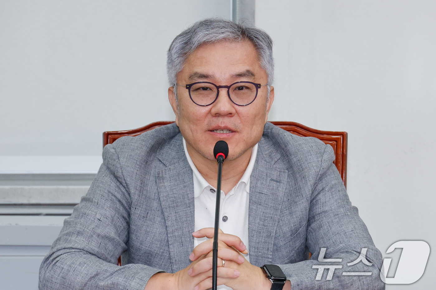 (서울=뉴스1) 안은나 기자 = 더불어민주당 교육연수원장에 임명된 최강욱 전 의원이 22일 오전 서울 여의도 국회에서 열린 최고위원회의에 참석해 인사말을 하고 있다. 2025.8. …