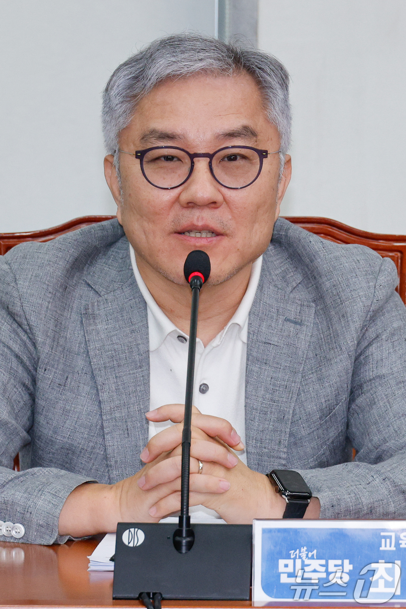 (서울=뉴스1) 안은나 기자 = 더불어민주당 교육연수원장에 임명된 최강욱 전 의원이 22일 오전 서울 여의도 국회에서 열린 최고위원회의에 참석해 인사말을 하고 있다. 2025.8. …