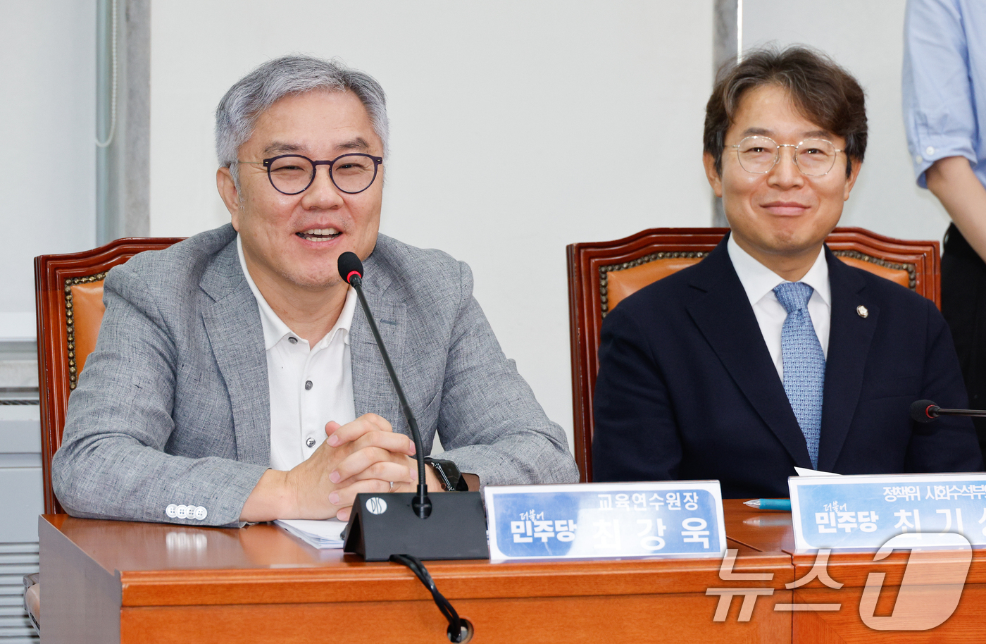 (서울=뉴스1) 안은나 기자 = 더불어민주당 교육연수원장에 임명된 최강욱 전 의원이 22일 오전 서울 여의도 국회에서 열린 최고위원회의에 참석해 인사말을 하고 있다. 2025.8. …