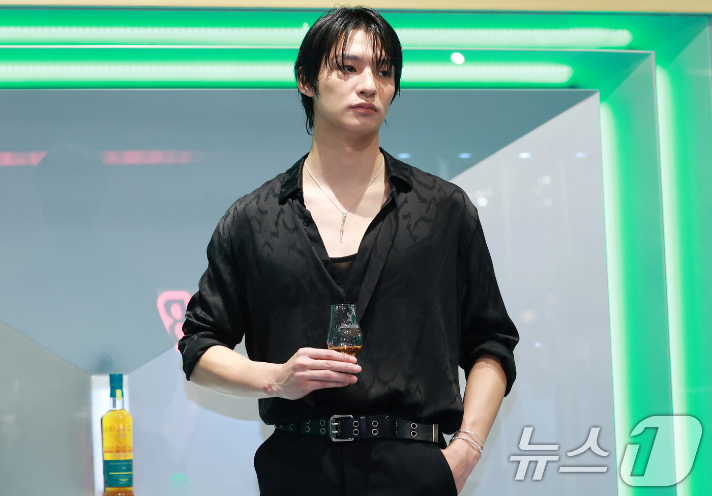 (서울=뉴스1) 권현진 기자 = 모델 채종석이 22일 서울 영등포구 현대백화점 더현대 서울에서 열린 한 위스키 팝업스토어 포토콜 행사에 참석해 포즈를 취하고 있다. 2025.8.2 …