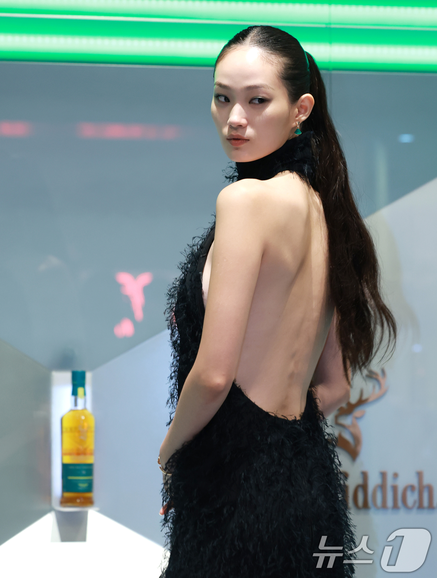 (서울=뉴스1) 권현진 기자 = 모델 신현지가 22일 서울 영등포구 현대백화점 더현대 서울에서 열린 한 위스키 팝업스토어 포토콜 행사에 참석해 포즈를 취하고 있다. 2025.8.2 …