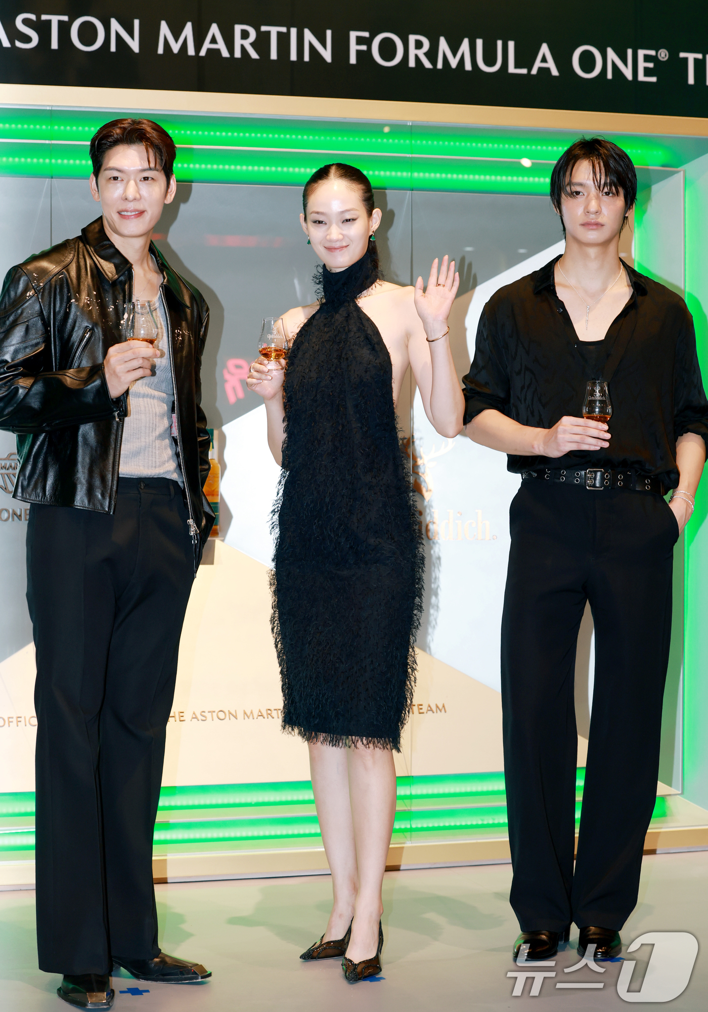 (서울=뉴스1) 권현진 기자 = 셰프 오스틴 강(왼쪽부터)와 모델 신현지, 채종석이 22일 서울 영등포구 현대백화점 더현대 서울에서 열린 한 위스키 팝업스토어 포토콜 행사에 참석해 …