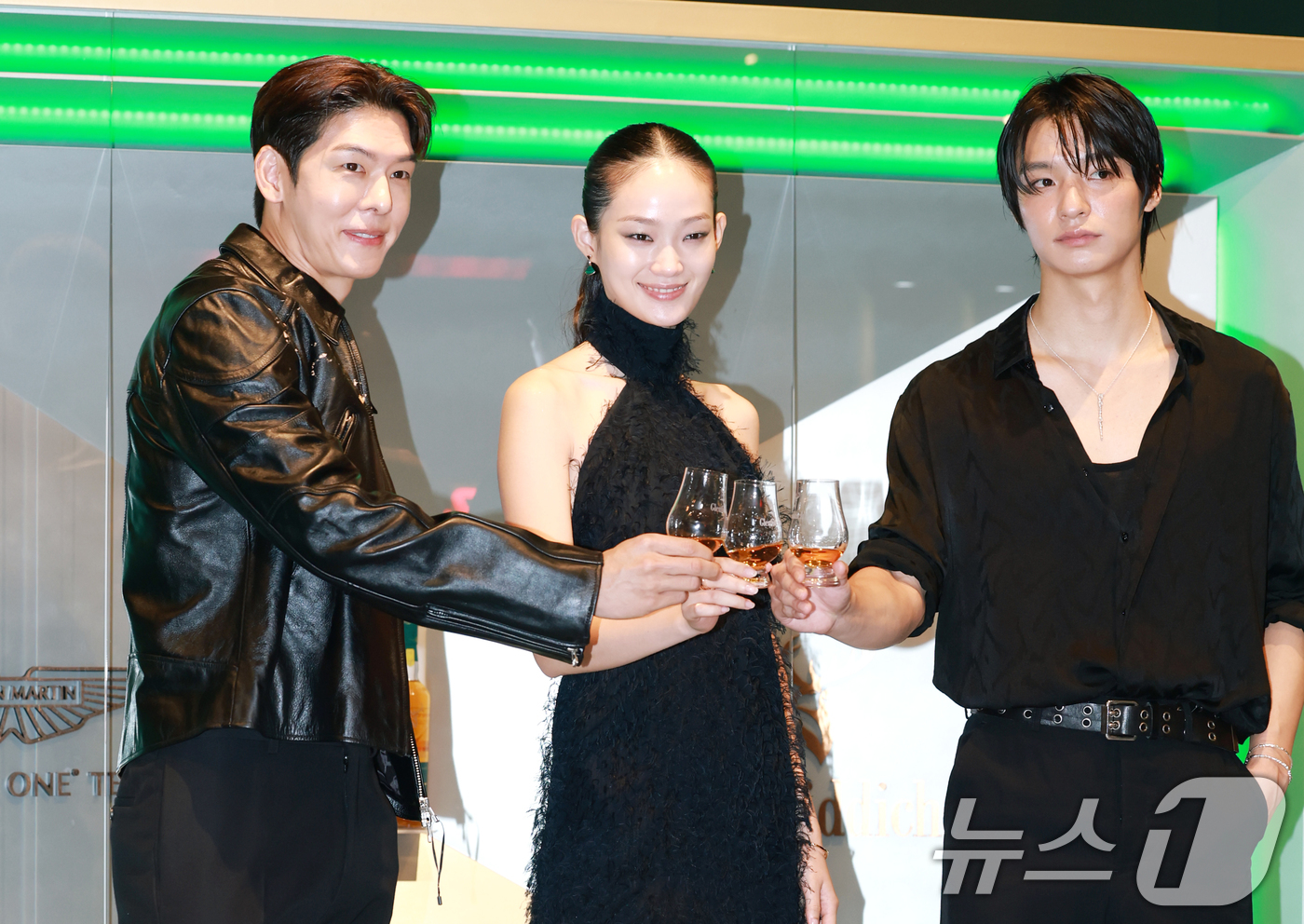 (서울=뉴스1) 권현진 기자 = 셰프 오스틴 강(왼쪽부터)과 모델 신현지, 채종석이 22일 서울 영등포구 현대백화점 더현대 서울에서 열린 한 위스키 팝업스토어 포토콜 행사에 참석해 …