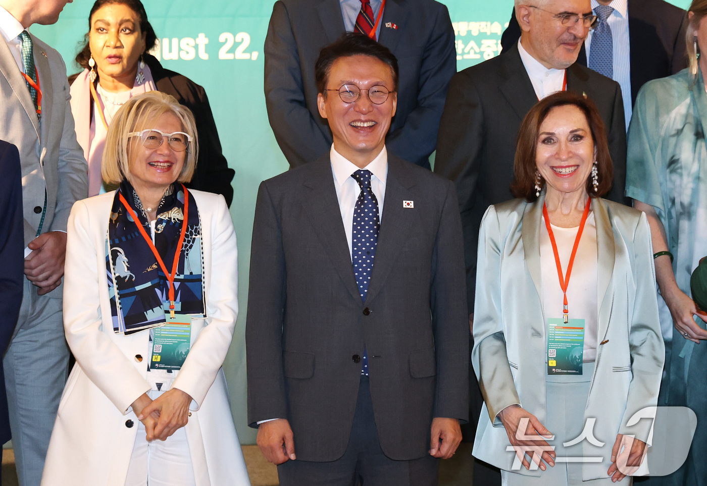 (서울=뉴스1) 임세영 기자 = 김민석 국무총리 및 참석자들이 22일 오전 서울 종로구 새문안로 포시즌스 호텔에서 열린 2025 탄소중립 녹색성장 글로벌 협력 콘퍼런스 개회식에서 …