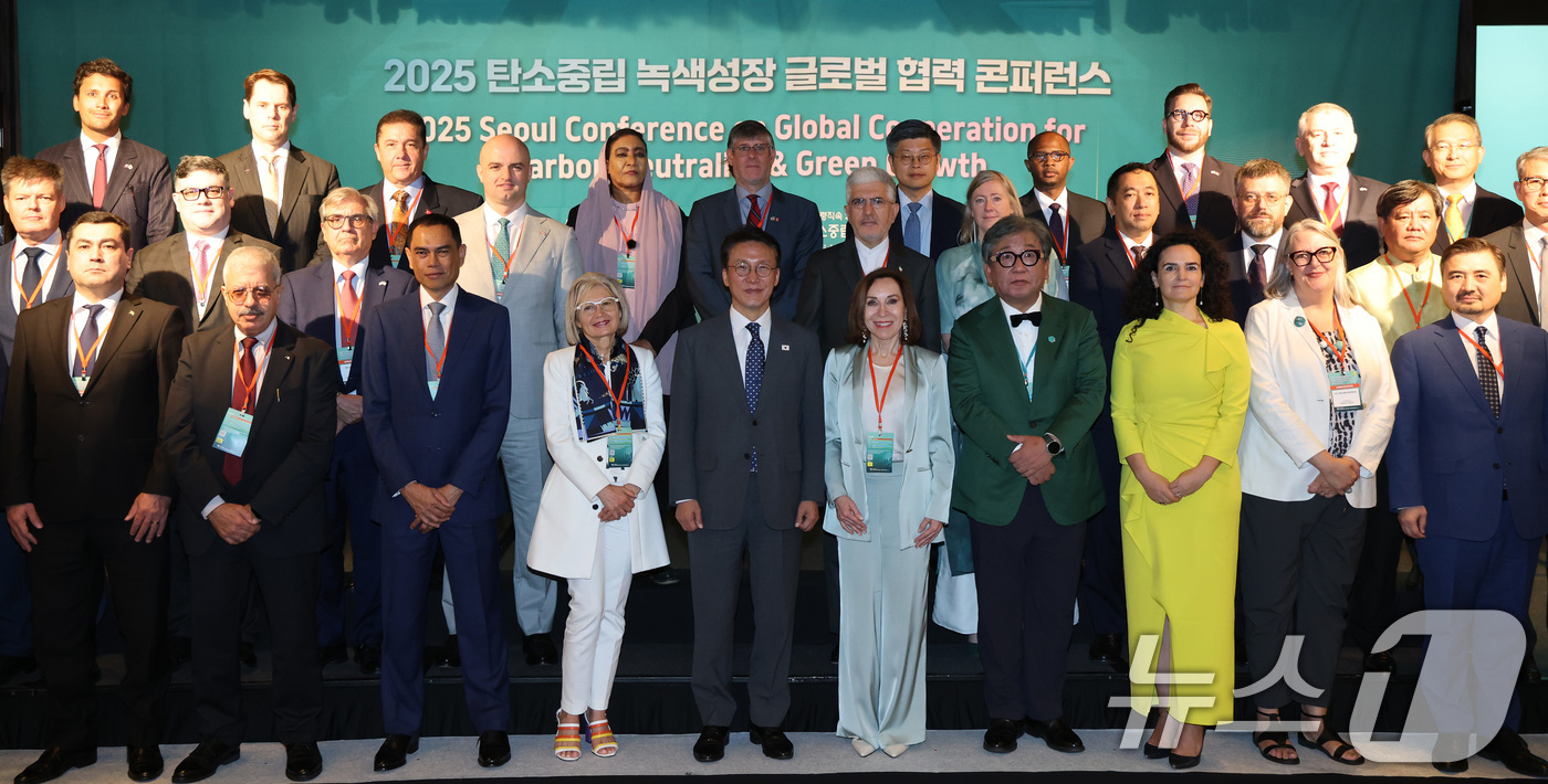 (서울=뉴스1) 임세영 기자 = 김민석 국무총리 및 참석자들이 22일 오전 서울 종로구 새문안로 포시즌스 호텔에서 열린 2025 탄소중립 녹색성장 글로벌 협력 콘퍼런스 개회식에서 …